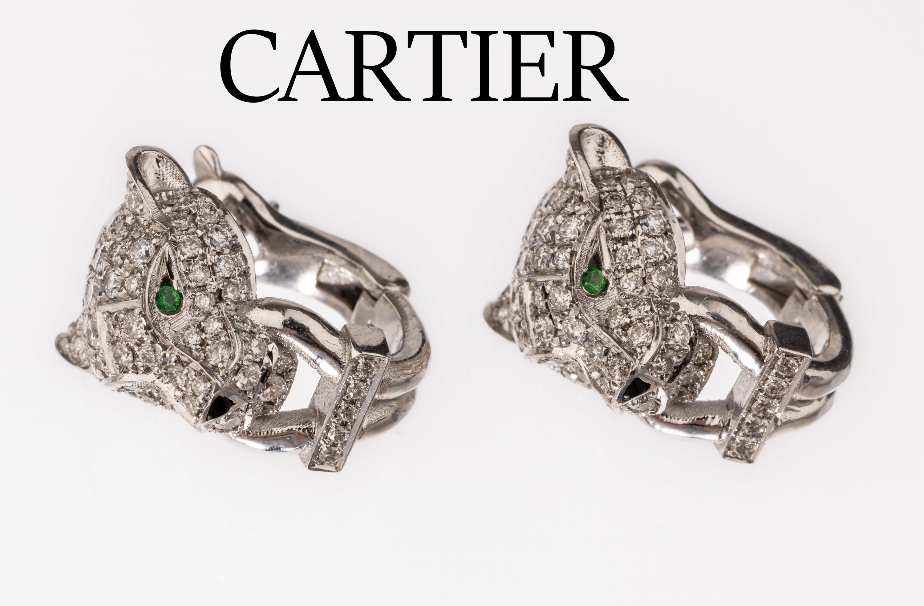 Paar 18 kt Gold PANTHERE DE CARTIER Brillant- Smaragd-Ohrstecker, WG 750/000, plastische Pantherköpfe, Brillanten zus. ca. 1.60 ct feines ...
