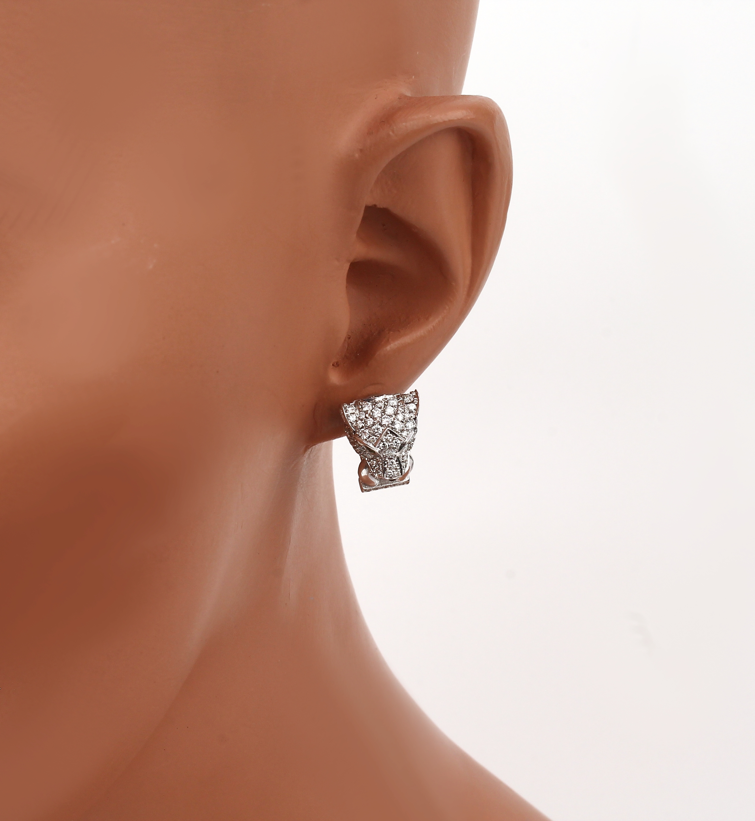 Detail a: Paar 18 kt Gold PANTHERE DE CARTIER Brillant- Smaragd-Ohrstecker, WG 750/000, plastische Pantherköpfe, Brillanten zus. ca. 1.60 ct feines ...