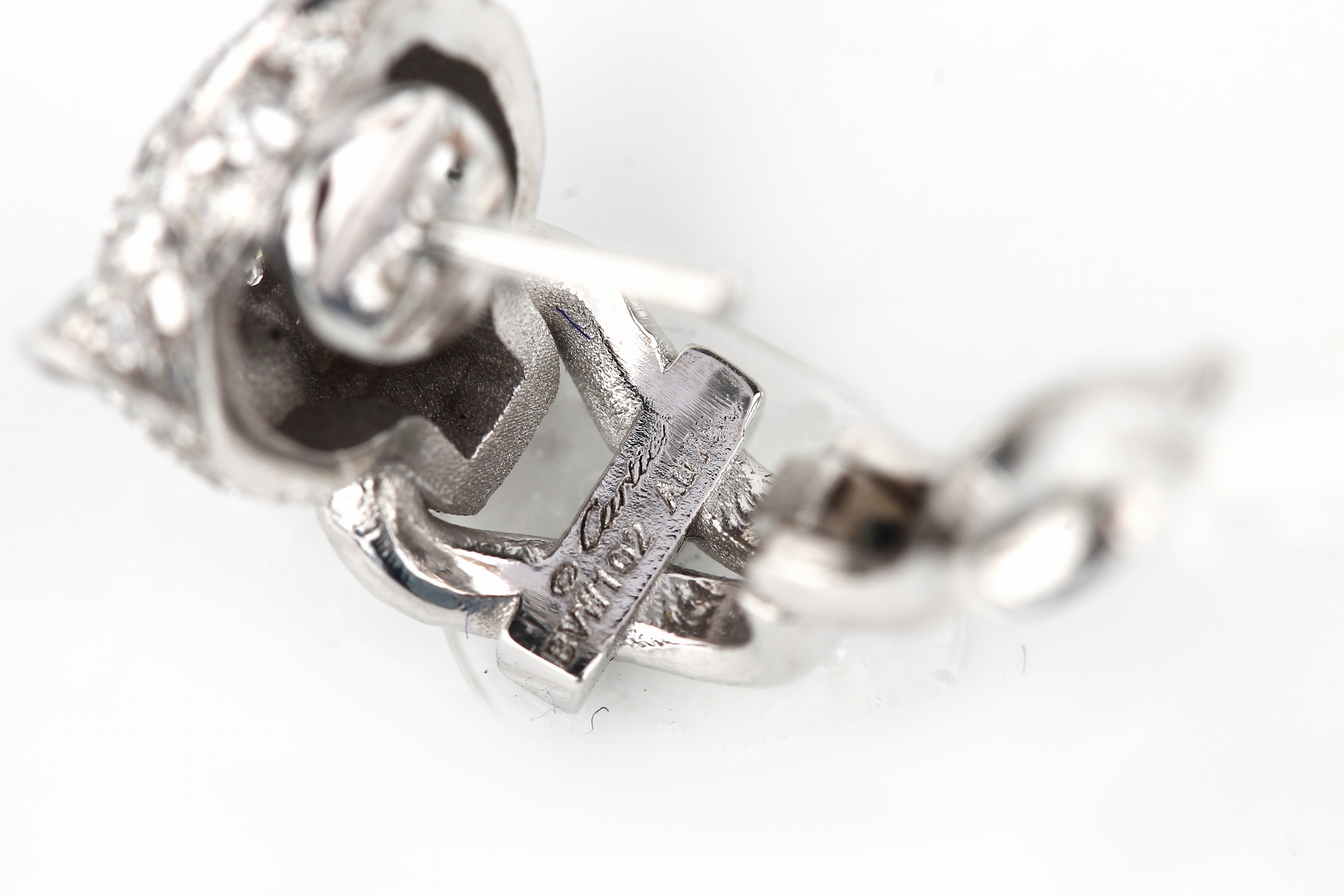 Detail c: Paar 18 kt Gold PANTHERE DE CARTIER Brillant- Smaragd-Ohrstecker, WG 750/000, plastische Pantherköpfe, Brillanten zus. ca. 1.60 ct feines ...