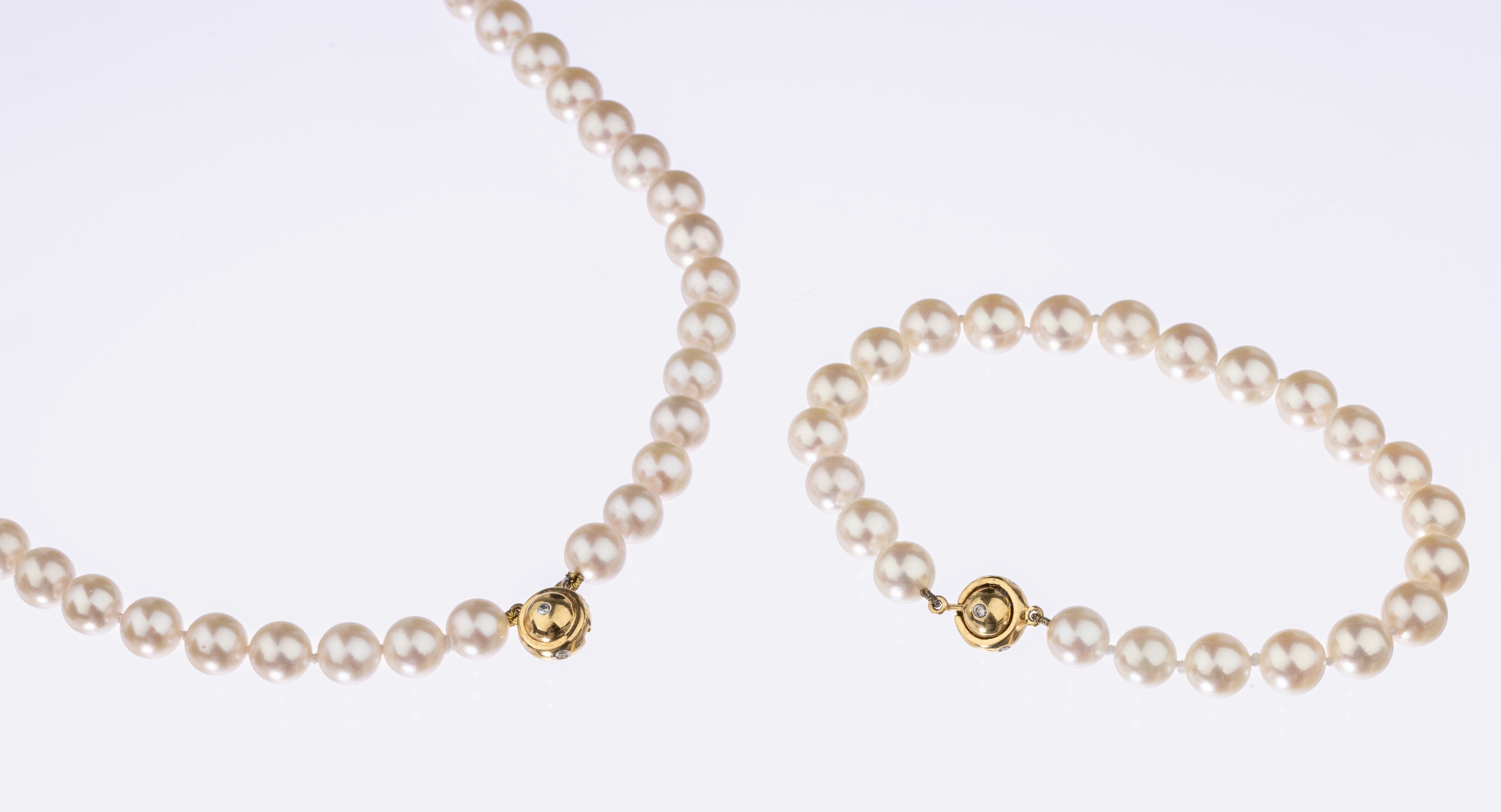 Zuchtperl-Schmuckset mit 18 kt Gold Brillant- Schließen, GG 750/000, best. aus: Collier, L. ca. 45 cm, und Armband 19 cm, Akoyazuchtperlen, D. ca. ...