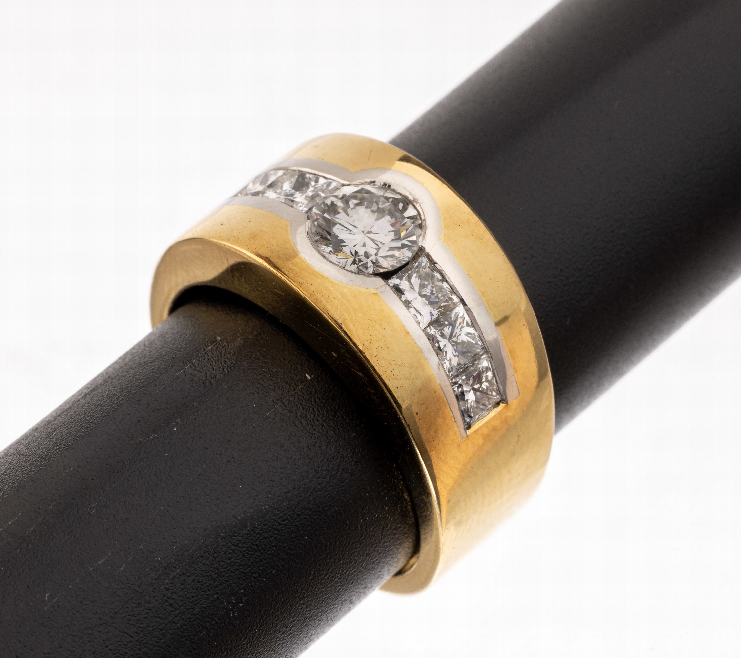 18 kt Gold und Platin Diamant-Ring, GG 750/000 und Pt 960/000, schwere massive Ausführung, mittig Brillant ca. 1.05 ct feinesWeiß/si, 6 ...