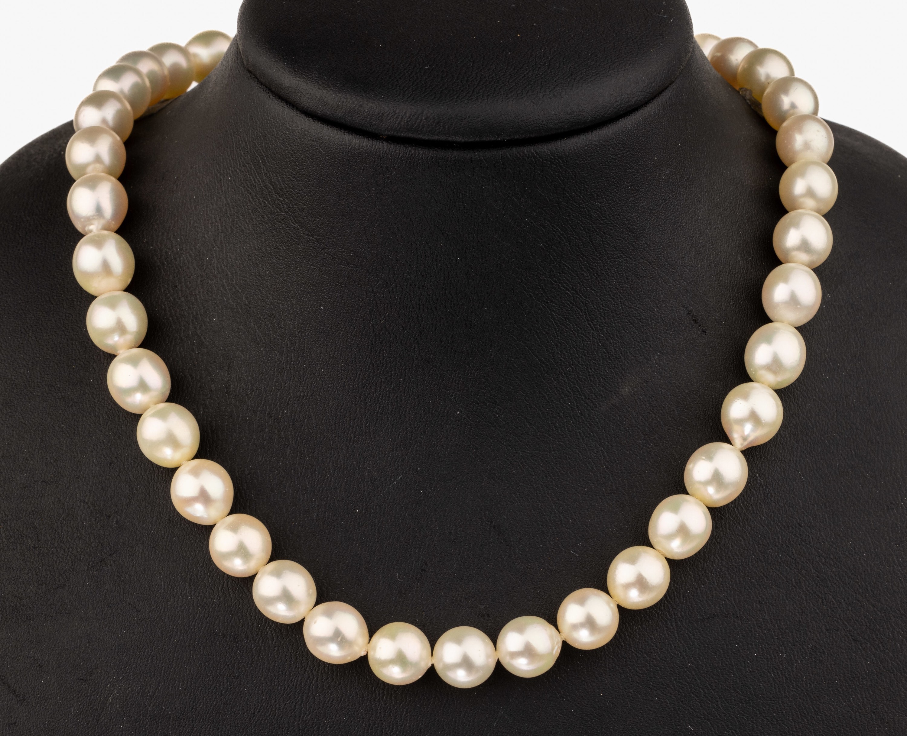 Zuchtperl-Collier an 18 kt Gold Brillant- Schließe, WG 750/000, 39 Süßwasserzuchtperlen, D. ca. 9.8 mm, Kugelschließe mit Brillanten zus. ca. ...