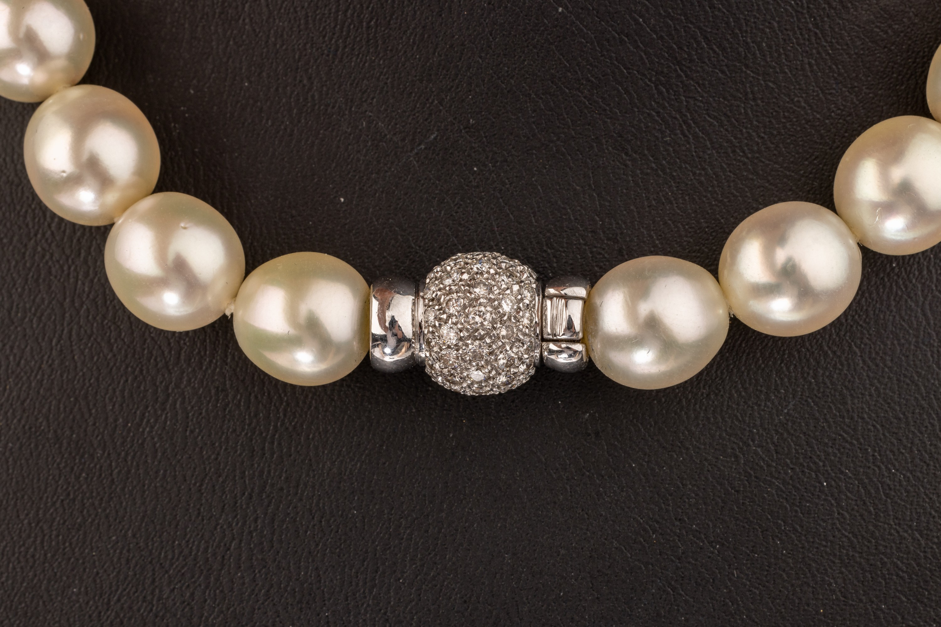Detail a: Zuchtperl-Collier an 18 kt Gold Brillant- Schließe, WG 750/000, 39 Süßwasserzuchtperlen, D. ca. 9.8 mm, Kugelschließe mit Brillanten zus. ca. ...