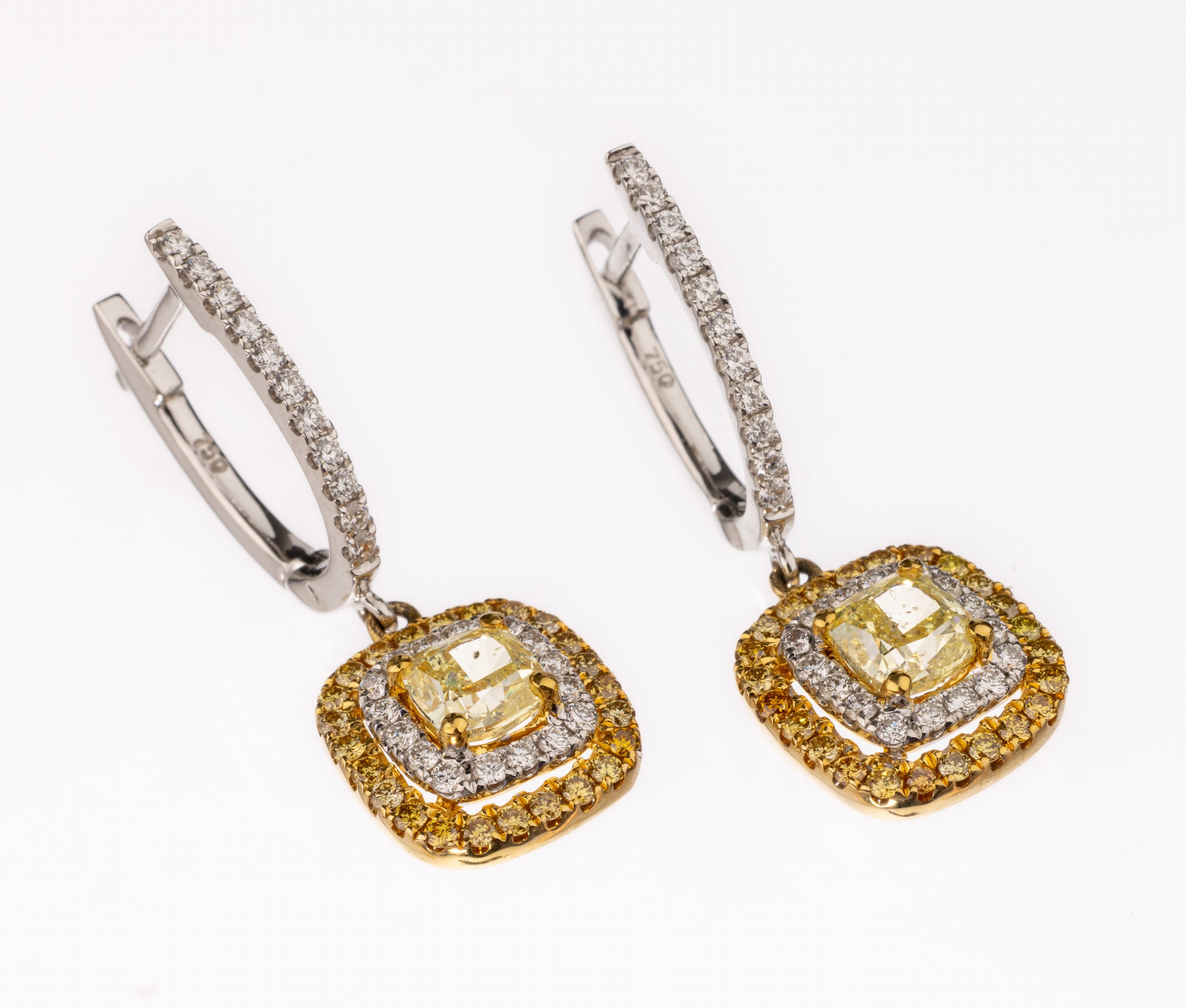 Paar 18 kt Gold Diamant-Ohrhänger, WG/GG 750/000, bewegl. Abhängung, 2 Diamanten im Kissenschliff ca. 0.80 ct fancy Yellow/p, 104 Brillanten zus. ...