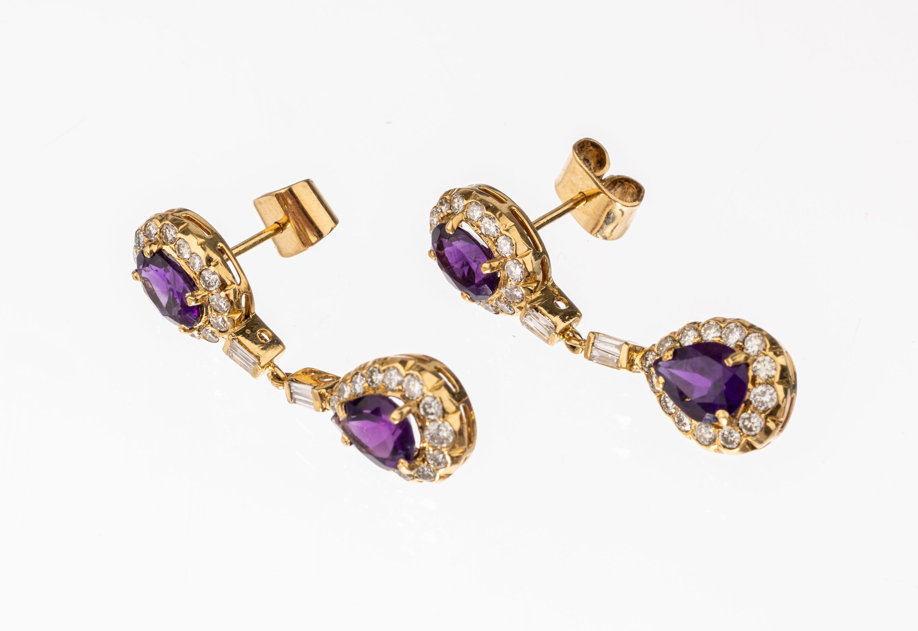 Paar 18 kt Gold Amethyst-Diamant-Ohrstecker, GG 750/000 gepr., länglich mit bewegl. Abhängung, 2 ovalfacett. und 2 tropfenf. facett. Amethyste von ...