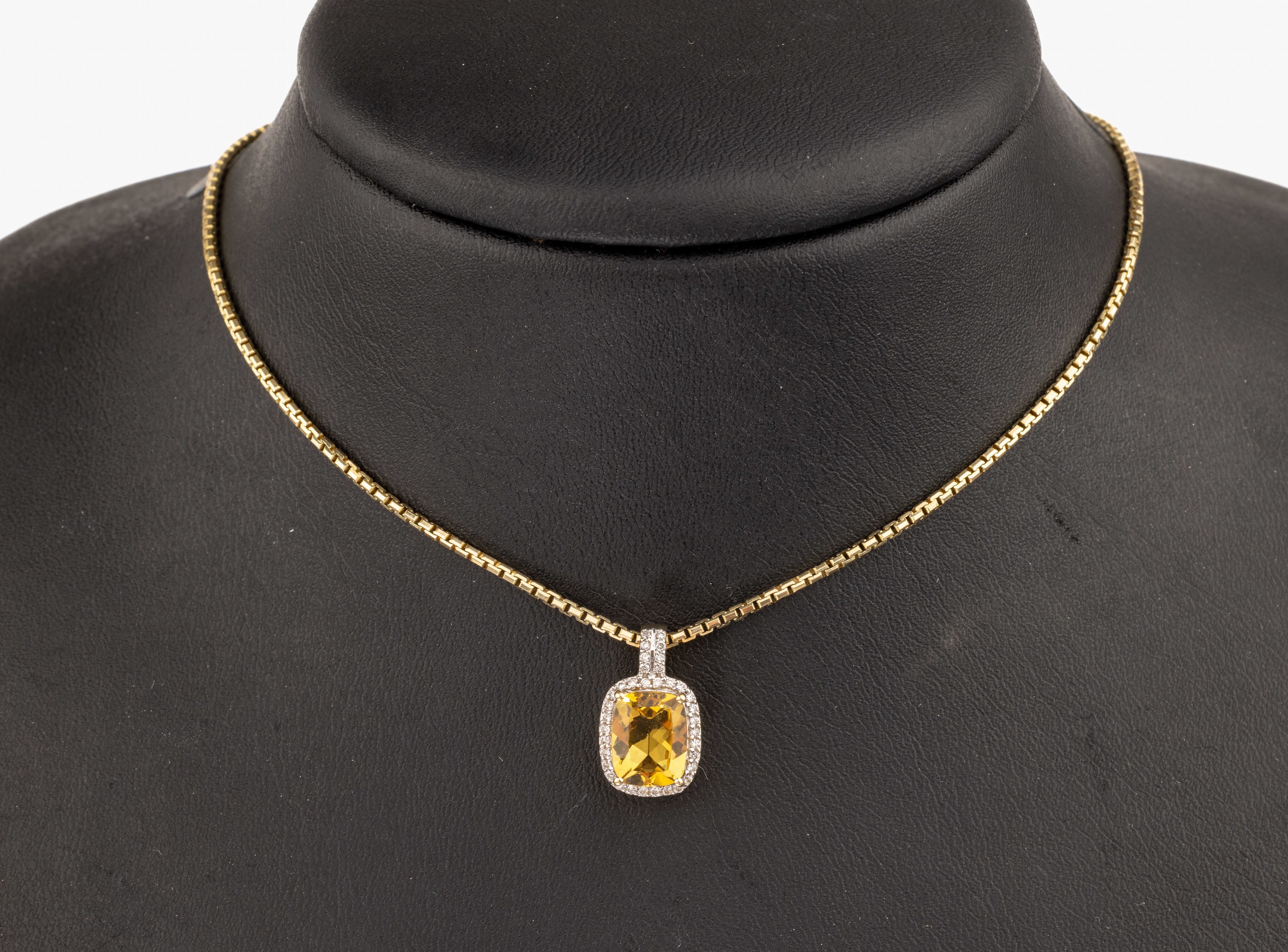 14 kt Gold Citrin-Brillant-Anhänger, GG 585/000, mittig erhaben gefasster Citrin ca. 1.80 ct, umgeben von 36 Brillanten zus. ca. 0.18 ct Weiß/p, ...