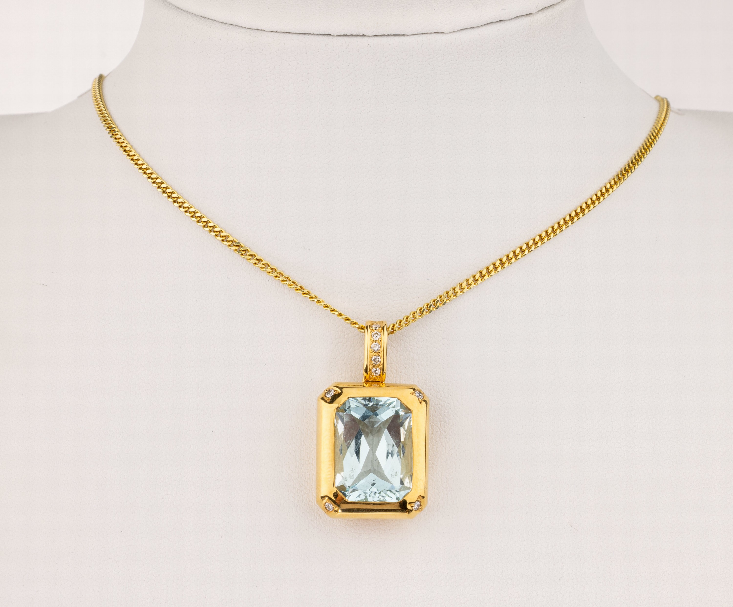 18 kt Gold Aquamarin-Brillant-Anhänger, GG 750/000, schlichte Gestaltung, mittig facett. Aquamarin ca. 8.00 ct, 9 Brillanten zus. ca. 0.13 ct ...