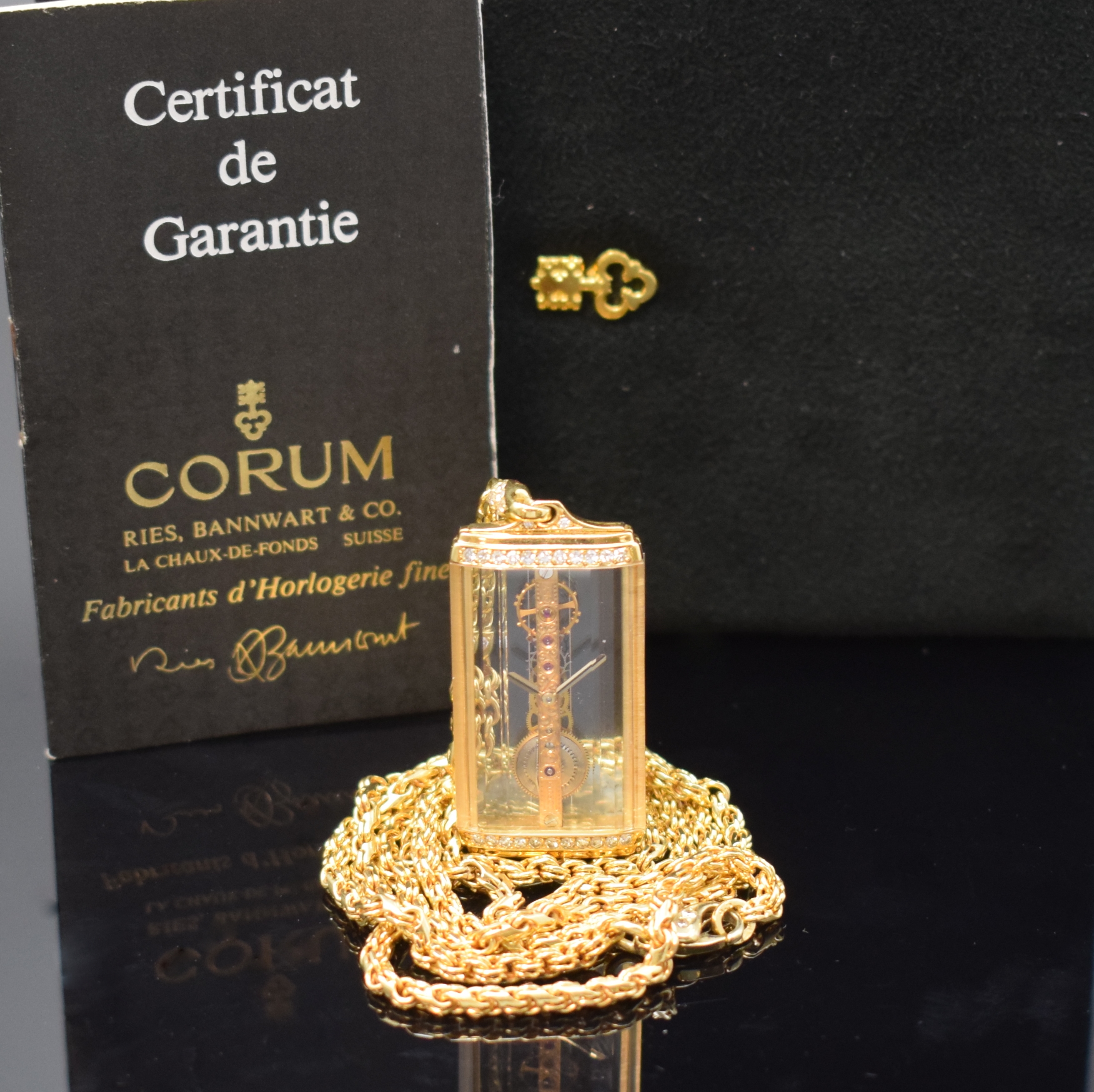 CORUM Golden Bridge sehr seltene Anhängeuhr in GG 750/000 mit Brillanten, Schweiz um 1990, Handaufzug, 4-fach verschr. Geh. an Kette (teilw. m. ...