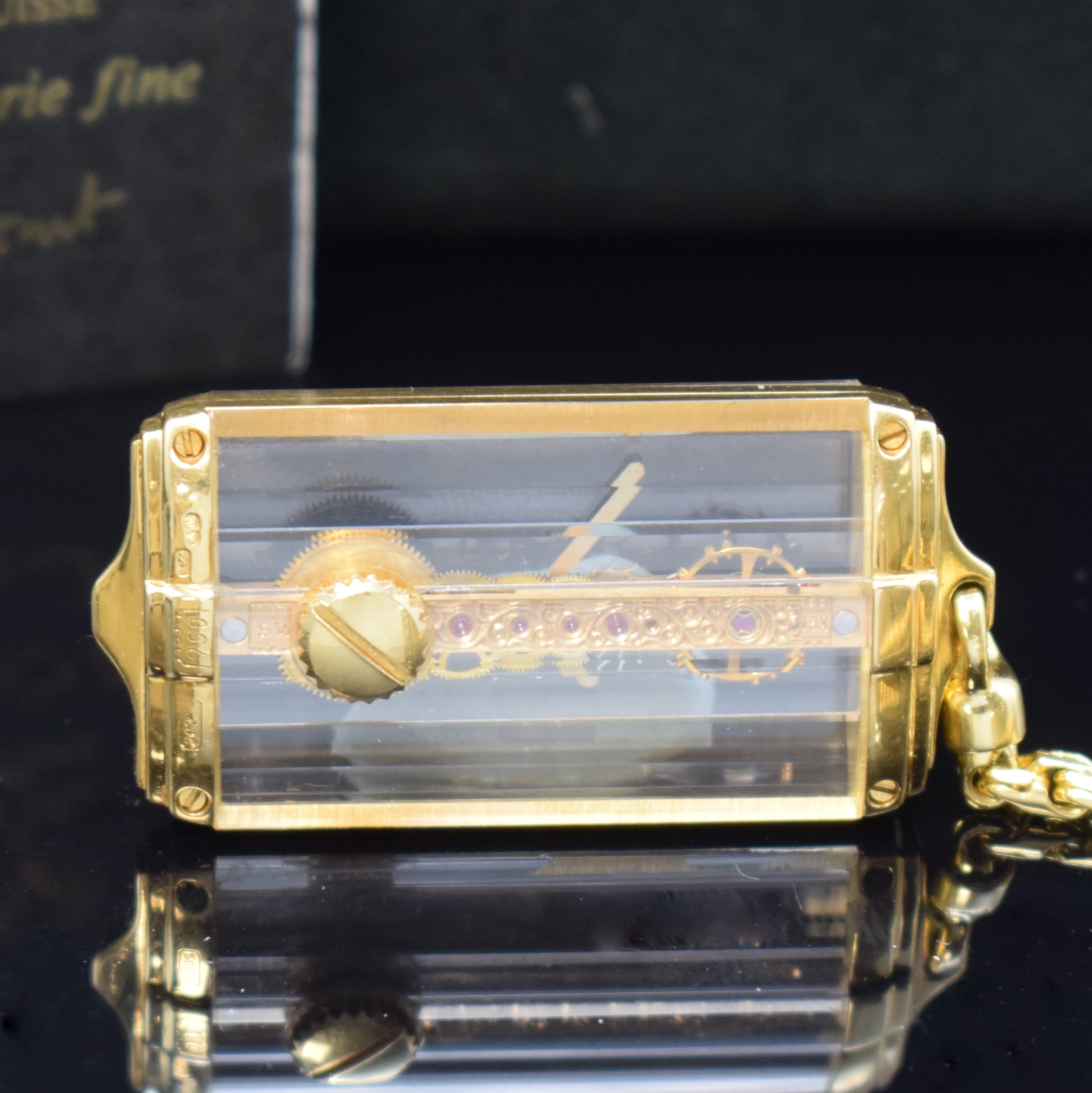 Detail a: CORUM Golden Bridge sehr seltene Anhängeuhr in GG 750/000 mit Brillanten, Schweiz um 1990, Handaufzug, 4-fach verschr. Geh. an Kette (teilw. m. ...