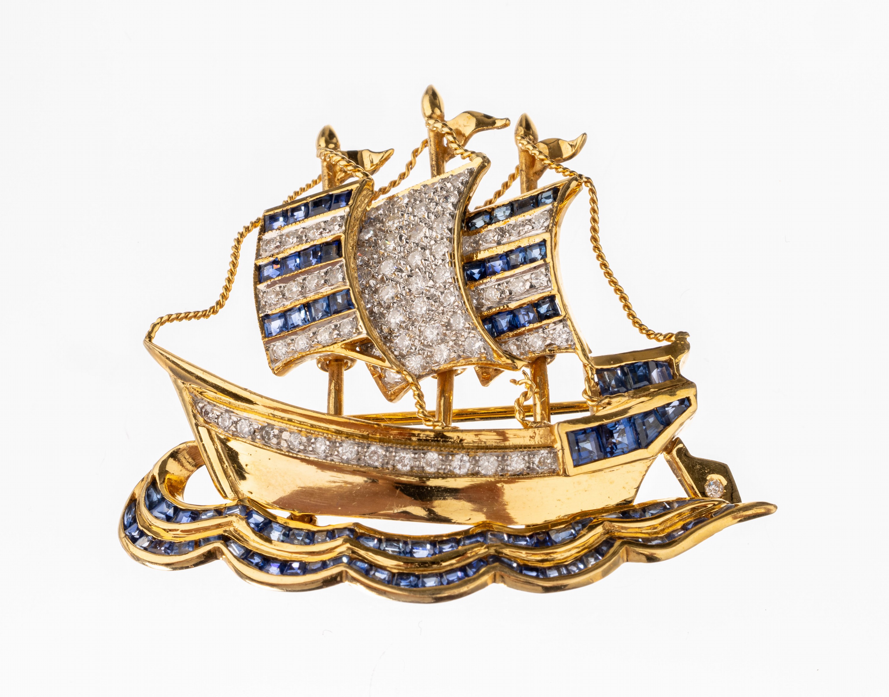 18 kt Gold Saphir-Brillant-Brosche "Segelschiff", GG 750/000, Darstellung eines Dreimasters auf Wellen, 86 facett. Saphire zus. ca. 1.72 ...