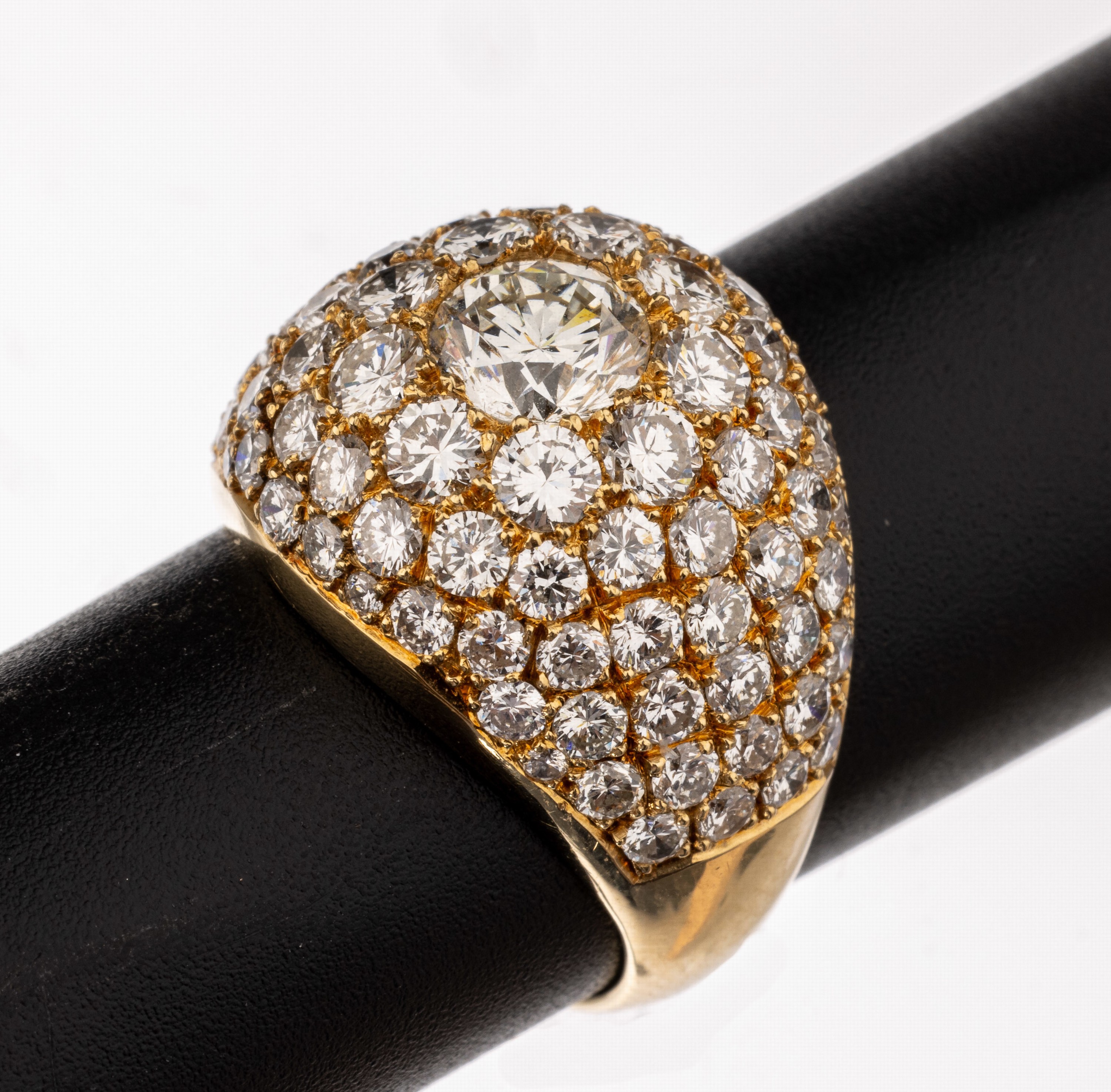 18 kt Gold Brillant-Ring, GG 750/000, mittiger Brillant ca. 0.80 ct l.get.Weiß/vs, 90 Brillanten zus. ca. 2.50 ct Weiß/vs-si, RW 56, ca. 12.3 g