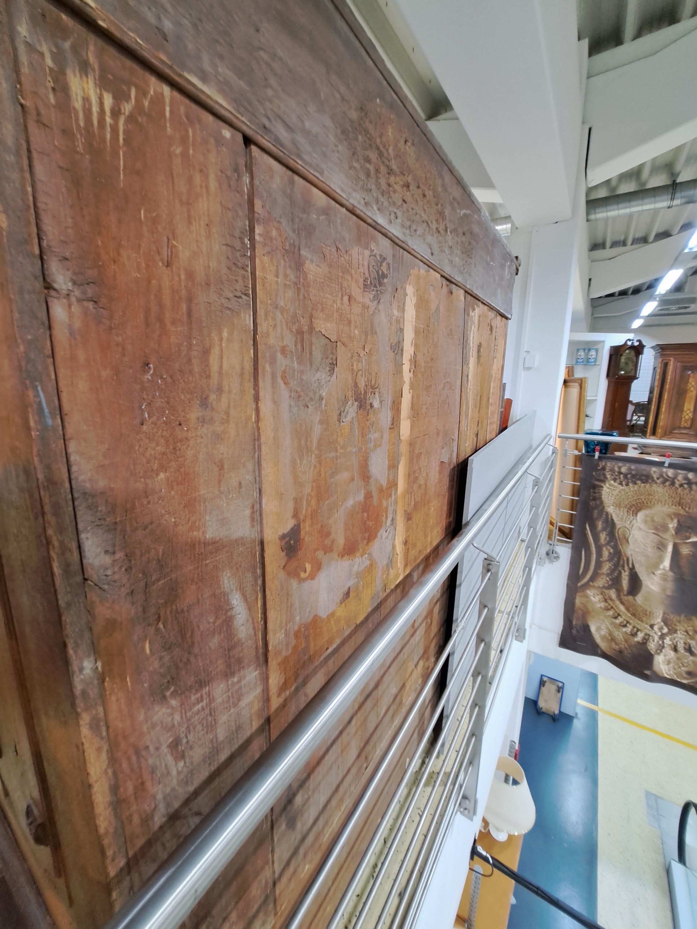 Detail c: Klassizistischer Schrank, wohl Hessen, um 1800, Eiche massiv, Türen und Seiten mit mehrfach aufgesetzten Kissenfüllungen, Front mit ...