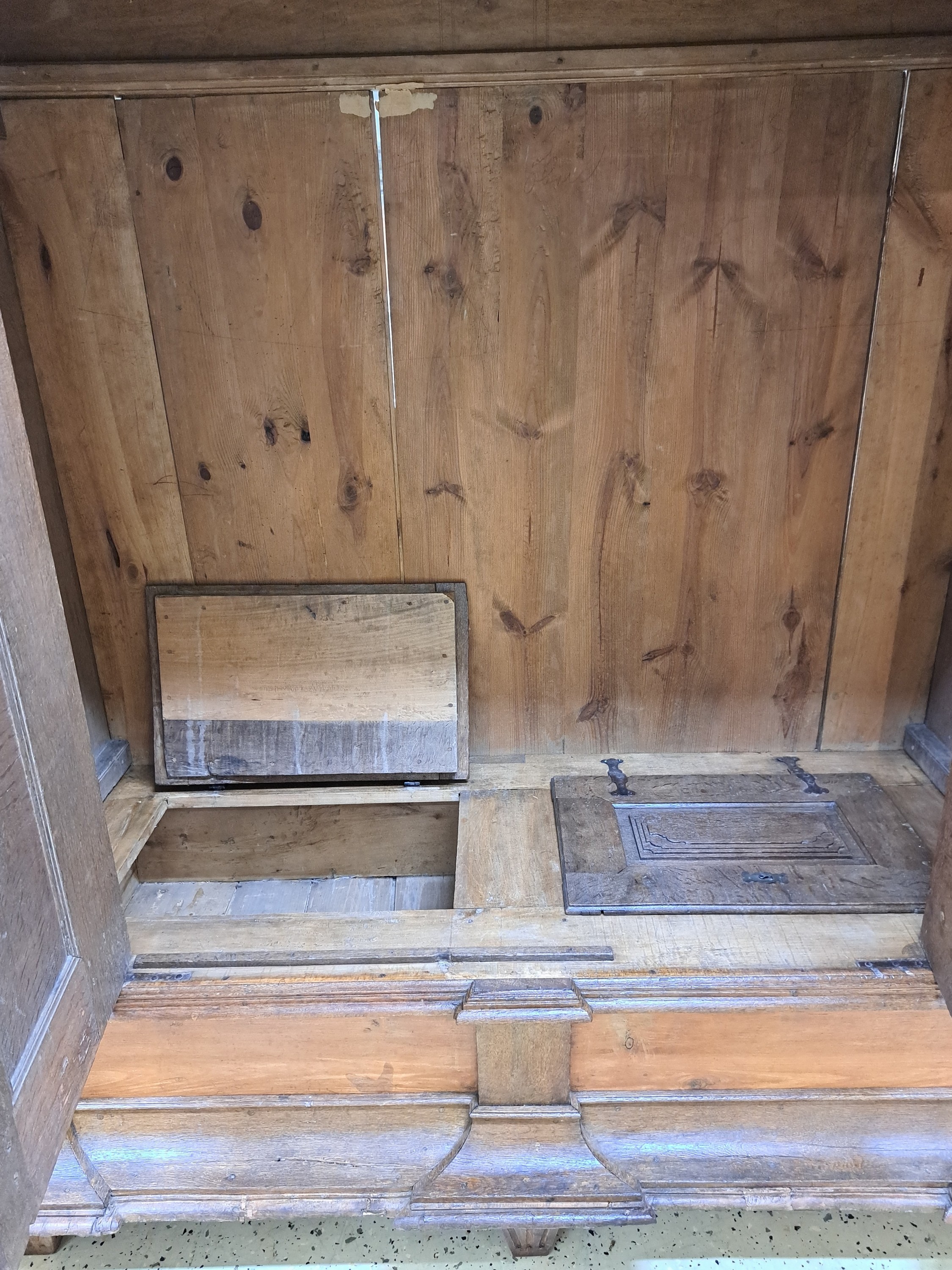 Detail d: Klassizistischer Schrank, wohl Hessen, um 1800, Eiche massiv, Türen und Seiten mit mehrfach aufgesetzten Kissenfüllungen, Front mit ...