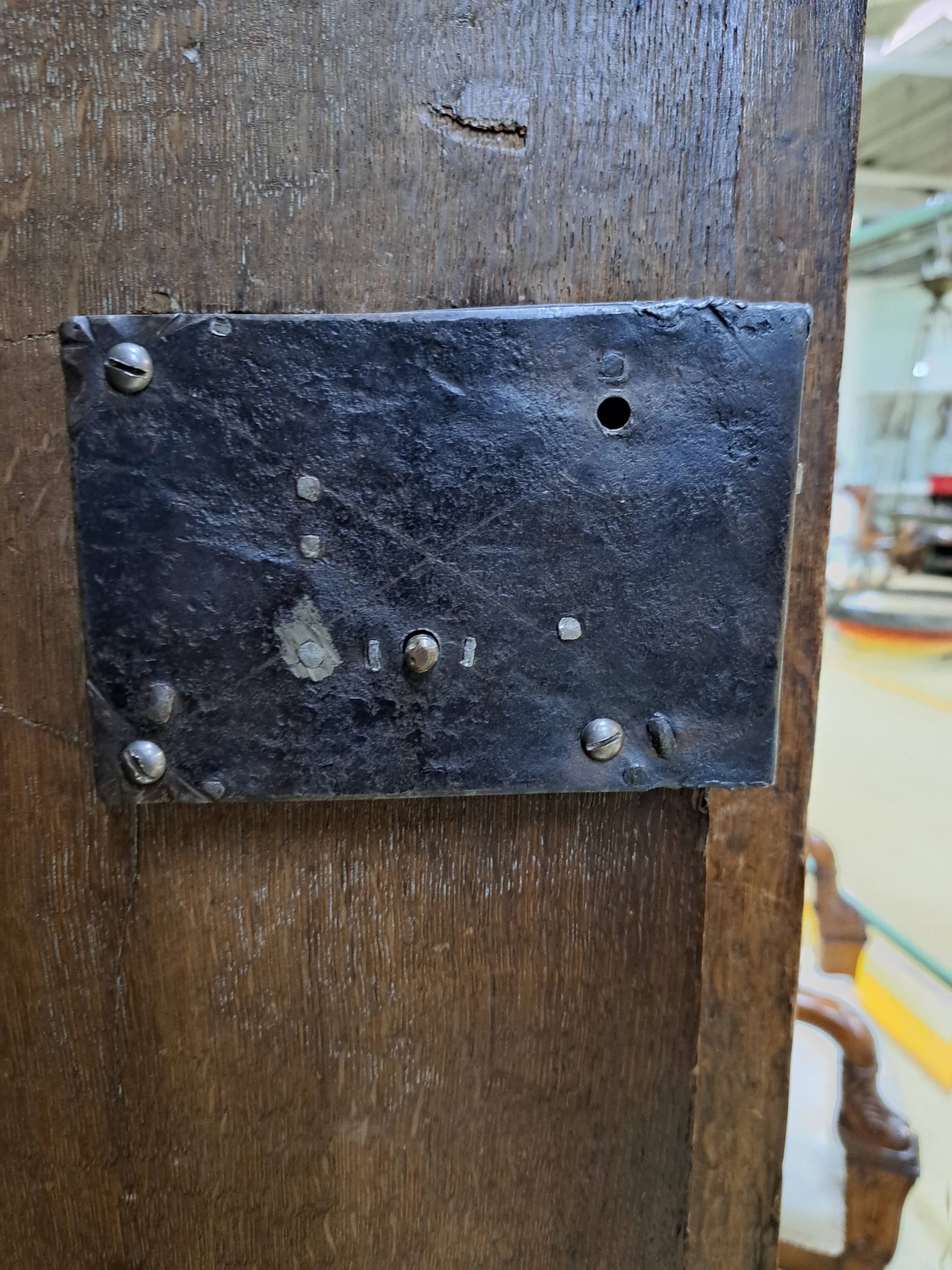 Detail e: Klassizistischer Schrank, wohl Hessen, um 1800, Eiche massiv, Türen und Seiten mit mehrfach aufgesetzten Kissenfüllungen, Front mit ...