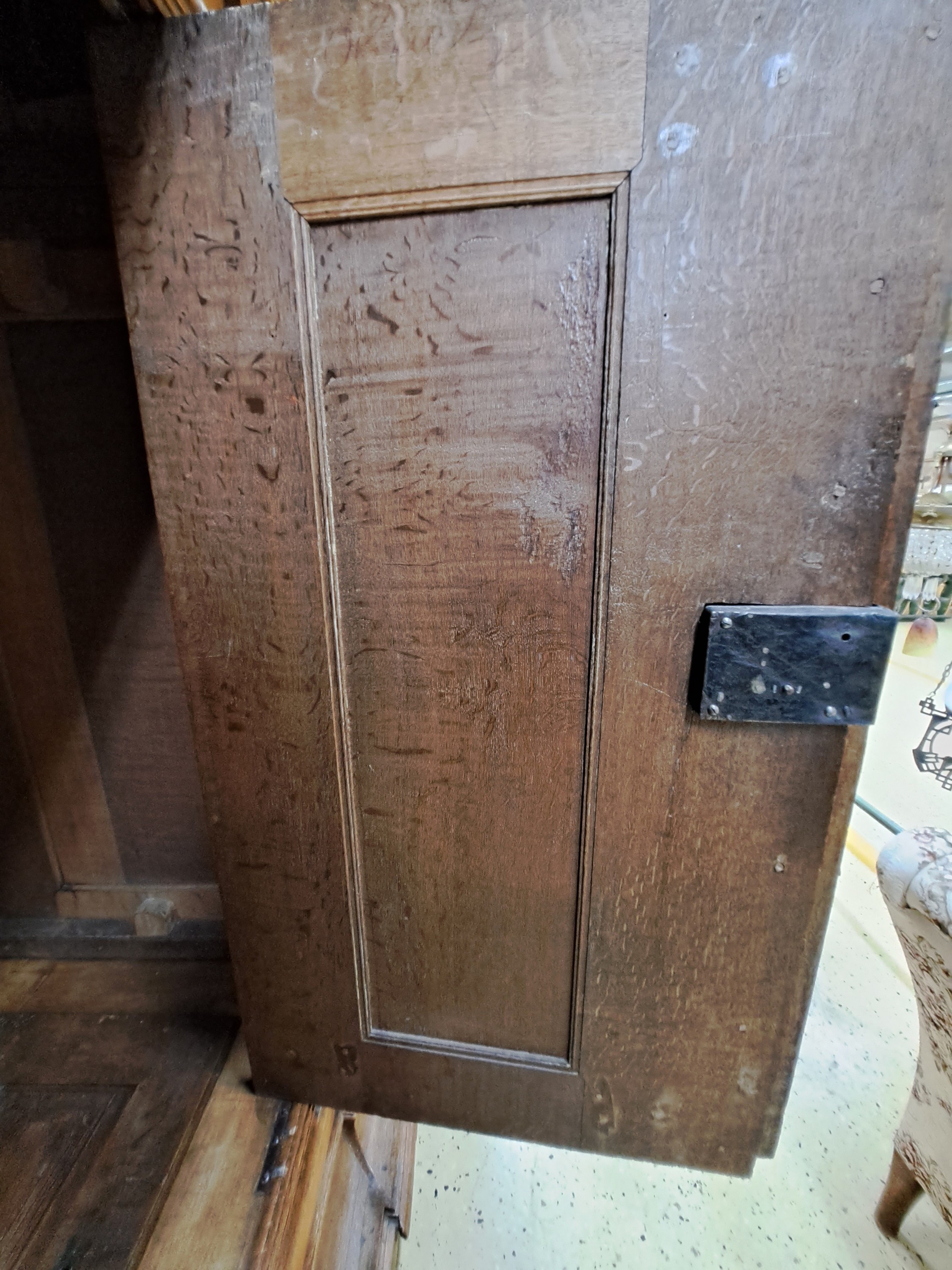 Detail f: Klassizistischer Schrank, wohl Hessen, um 1800, Eiche massiv, Türen und Seiten mit mehrfach aufgesetzten Kissenfüllungen, Front mit ...