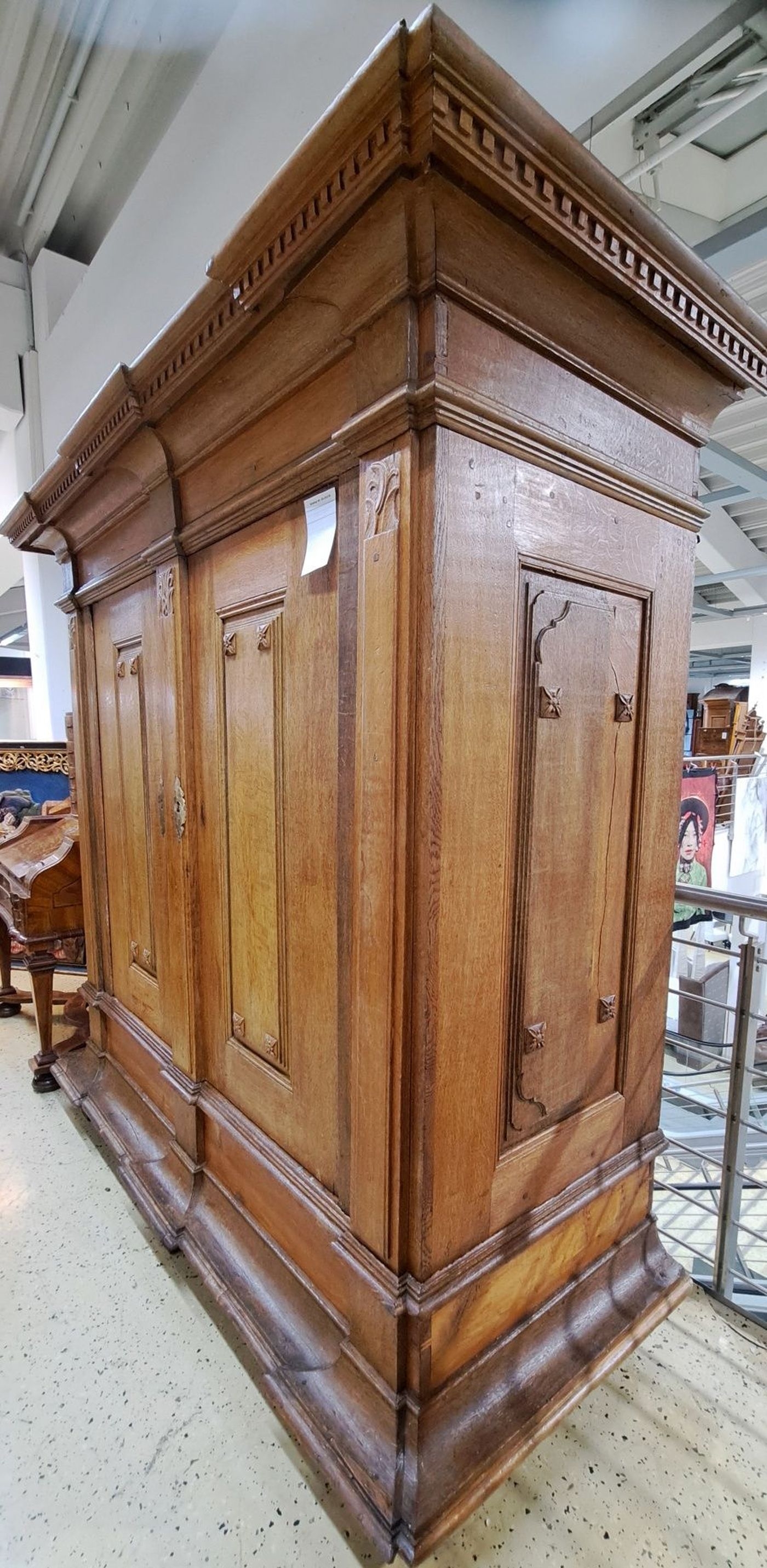 Detail h: Klassizistischer Schrank, wohl Hessen, um 1800, Eiche massiv, Türen und Seiten mit mehrfach aufgesetzten Kissenfüllungen, Front mit ...