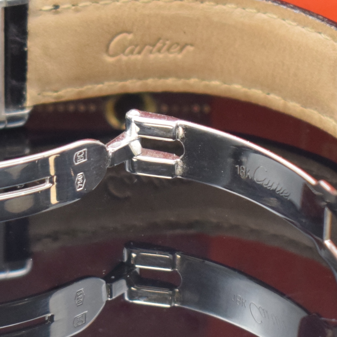 Detail b: CARTIER Paris Tank Armbanduhr in WG 750/000, Schweiz verk. lt. beil. Garantie 03/1978, Handaufzug, Gehäuse seitlich 4-fach verschr., orig. Lederband ...