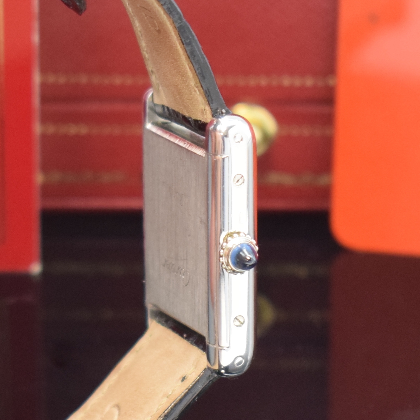 Detail c: CARTIER Paris Tank Armbanduhr in WG 750/000, Schweiz verk. lt. beil. Garantie 03/1978, Handaufzug, Gehäuse seitlich 4-fach verschr., orig. Lederband ...