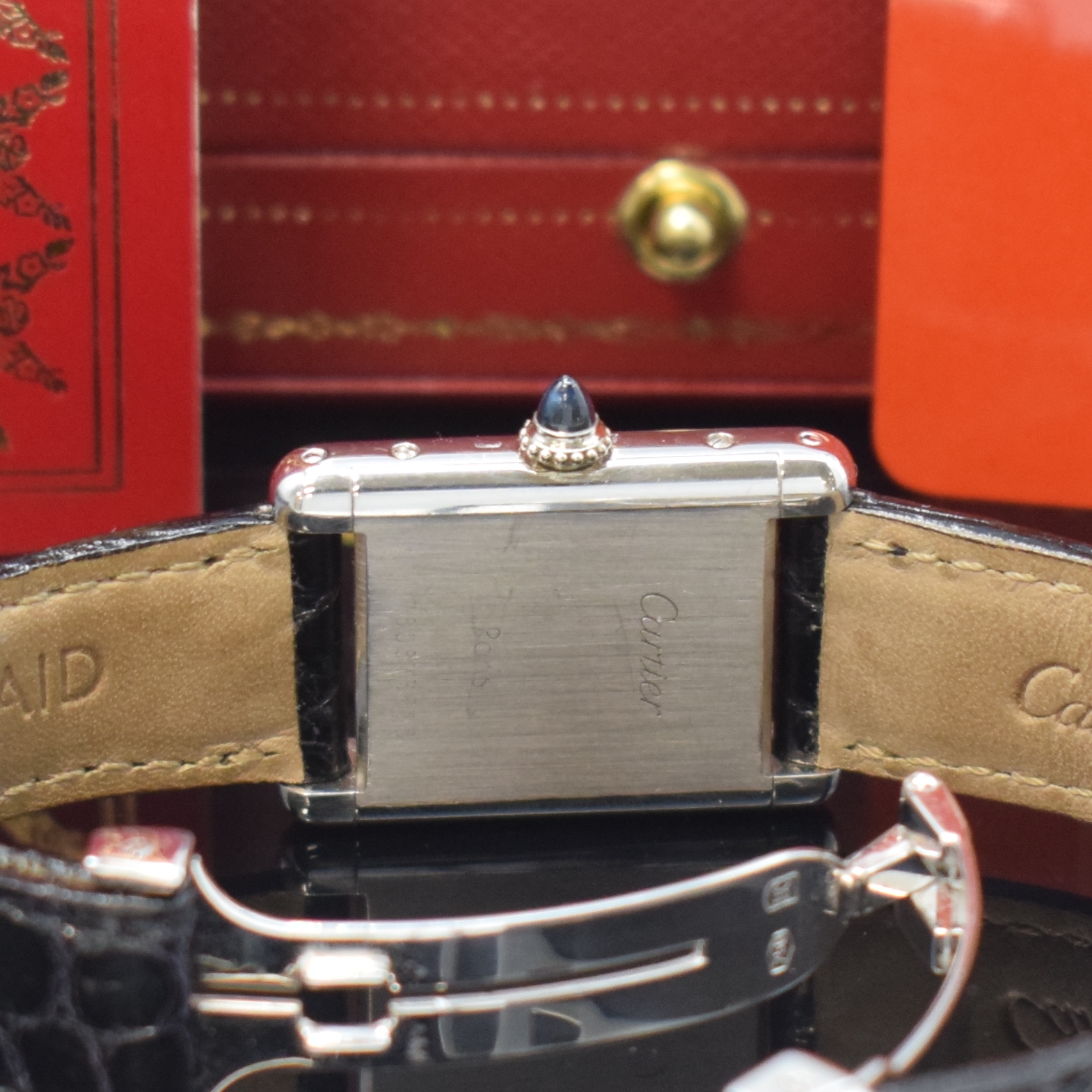 Detail d: CARTIER Paris Tank Armbanduhr in WG 750/000, Schweiz verk. lt. beil. Garantie 03/1978, Handaufzug, Gehäuse seitlich 4-fach verschr., orig. Lederband ...