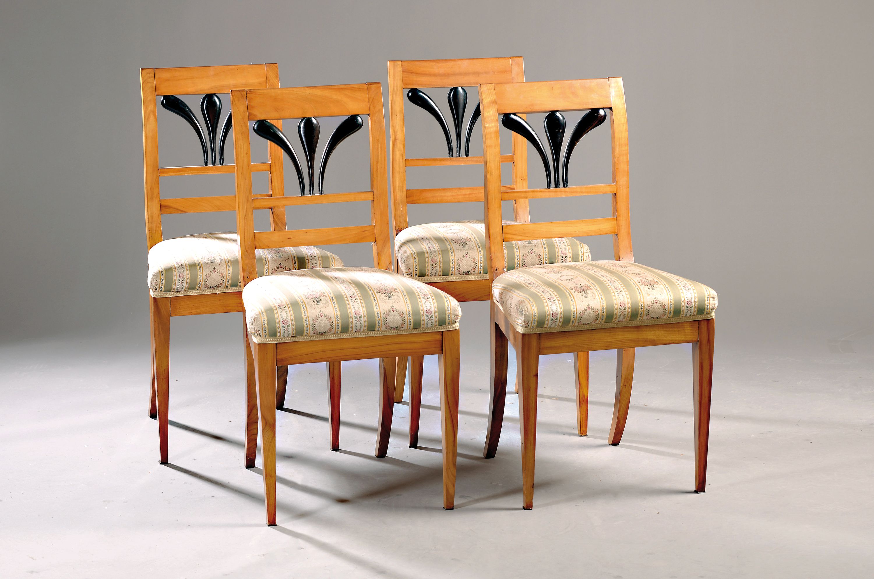 Vier Biedermeier-Stühle, um 1820, Kirschbaum massiv, versprosst und ebonisiert, mit Sitzpolsterung, Oberfläche Schellack poliert, H. ca. 91 cm, Sh. ...