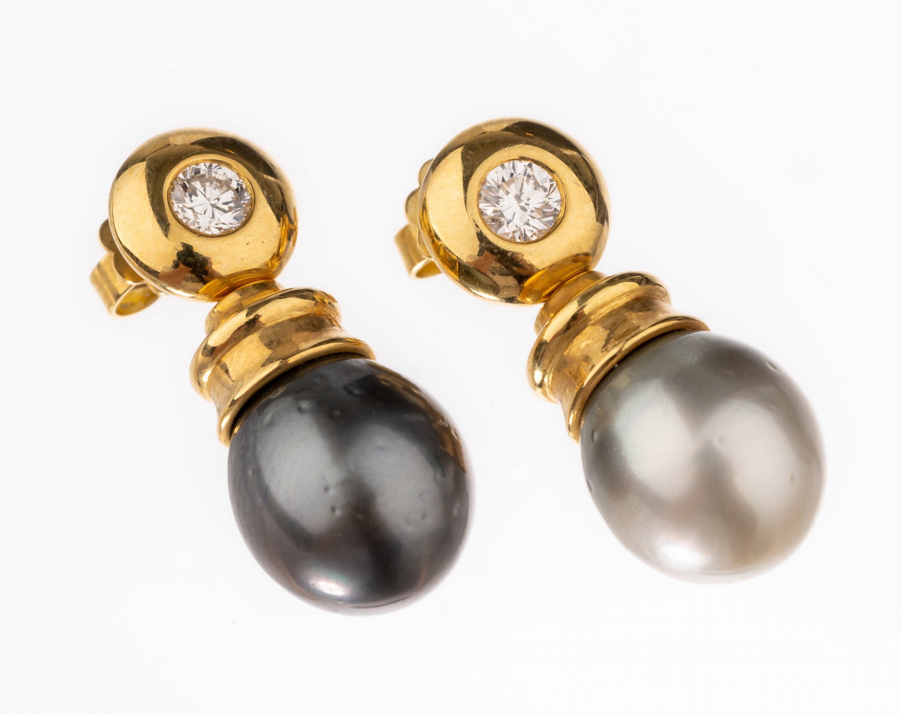Paar 18 kt Gold Perl-Brillant-Ohrstecker, GG 750/000, 2 bewegl. Tahitizuchtperl- Abhängungen, D. ca. 10 mm, 2 Brillanten zus. ca. 0.40 ct feines ...