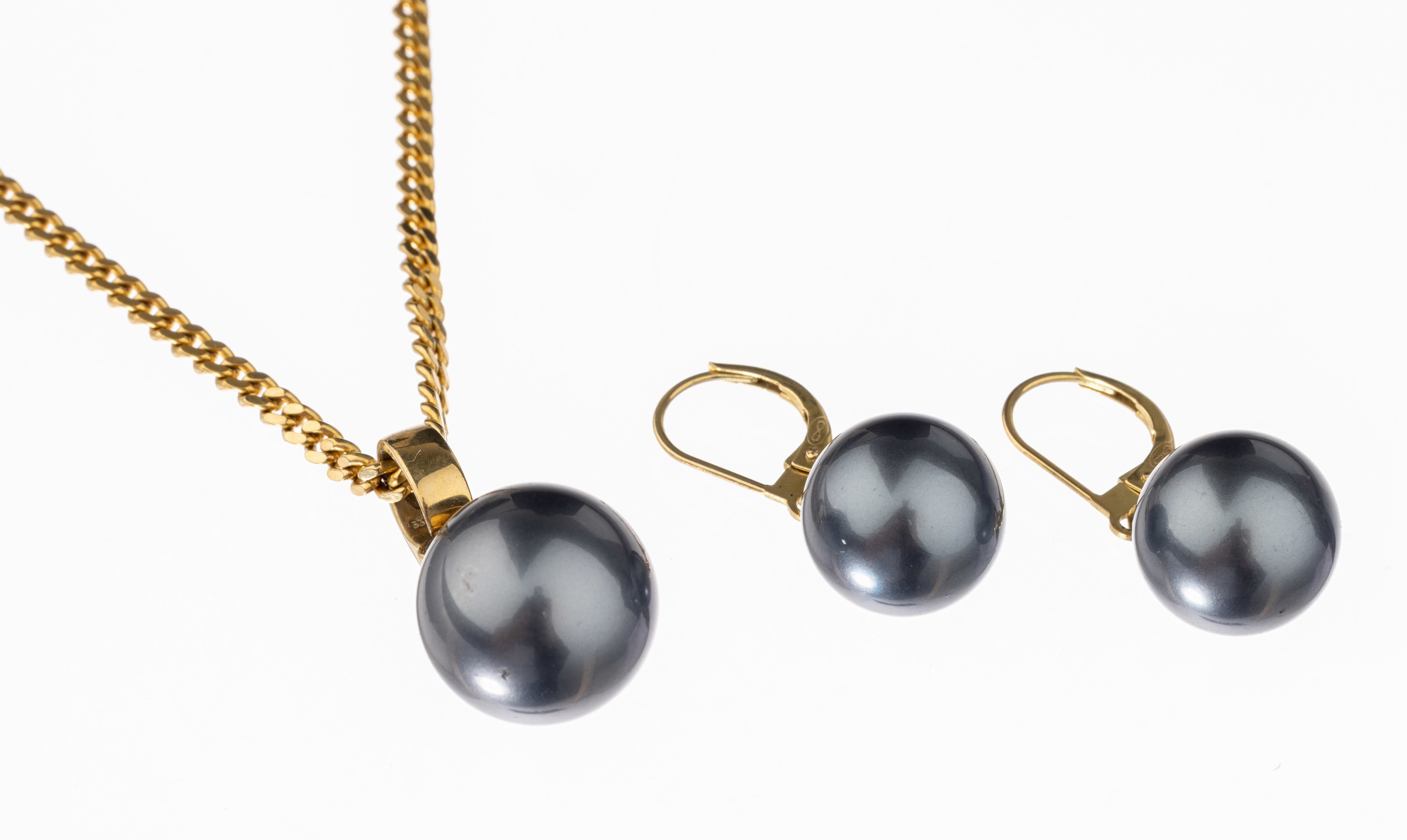 Zuchtperl-Schmuckset, GG 585/000 und 333/000, best. aus: 1 Paar Ohrhänger, GG 585/000, Tahitizuchtperle, D. ca. 12.3 mm, 1 Anhänger, ...
