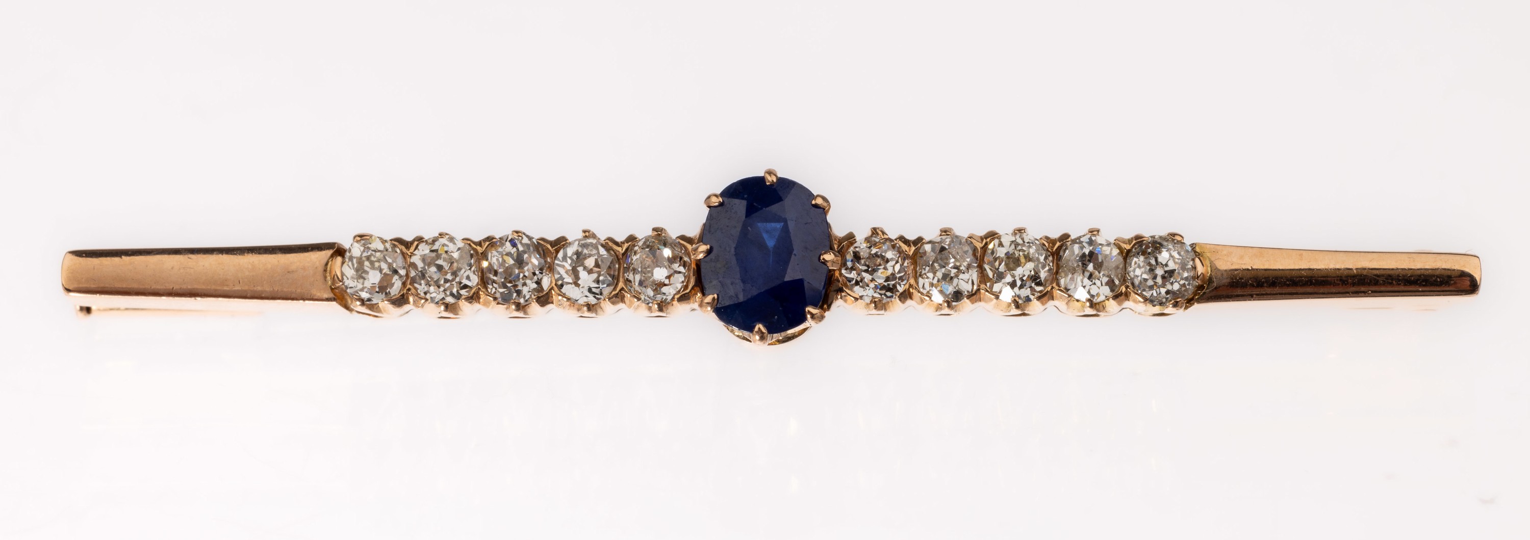 14 kt Gold Saphir-Diamant-Brosche, um 1910, GG 585/000, mittig ovalfacett. Saphir ca. 0.80ct, 10 Altschliffdiamanten zus. ca. 1.00 ct ...