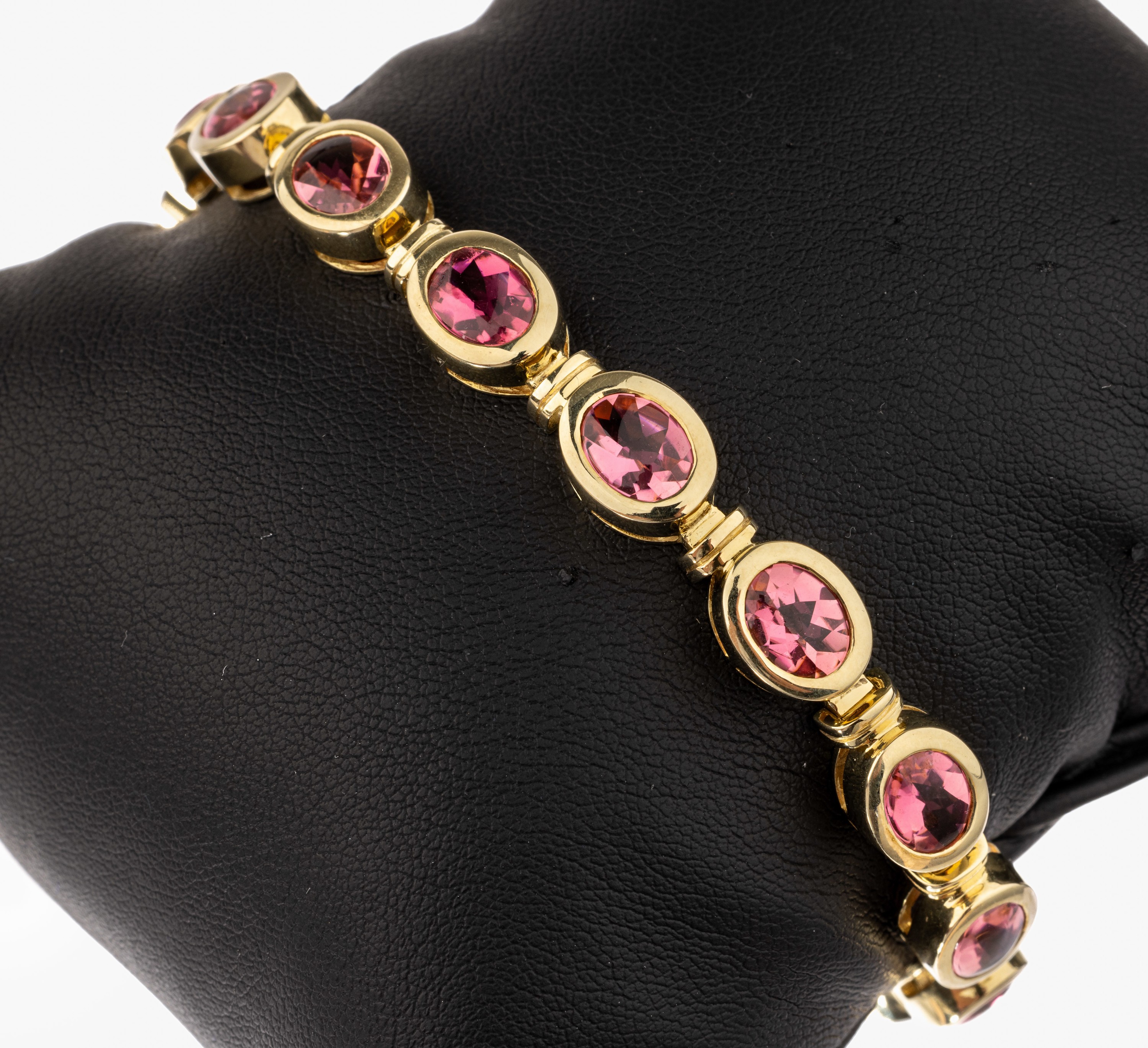 14 kt Gold Turmalin-Armband, GG 585/000, 14ovale Rubellite im Bufftop-Schliff ca. 22.00 ct, L. ca. 19 cm, Kastenschloss mit 2 Sicherheitsachten, ca. ...
