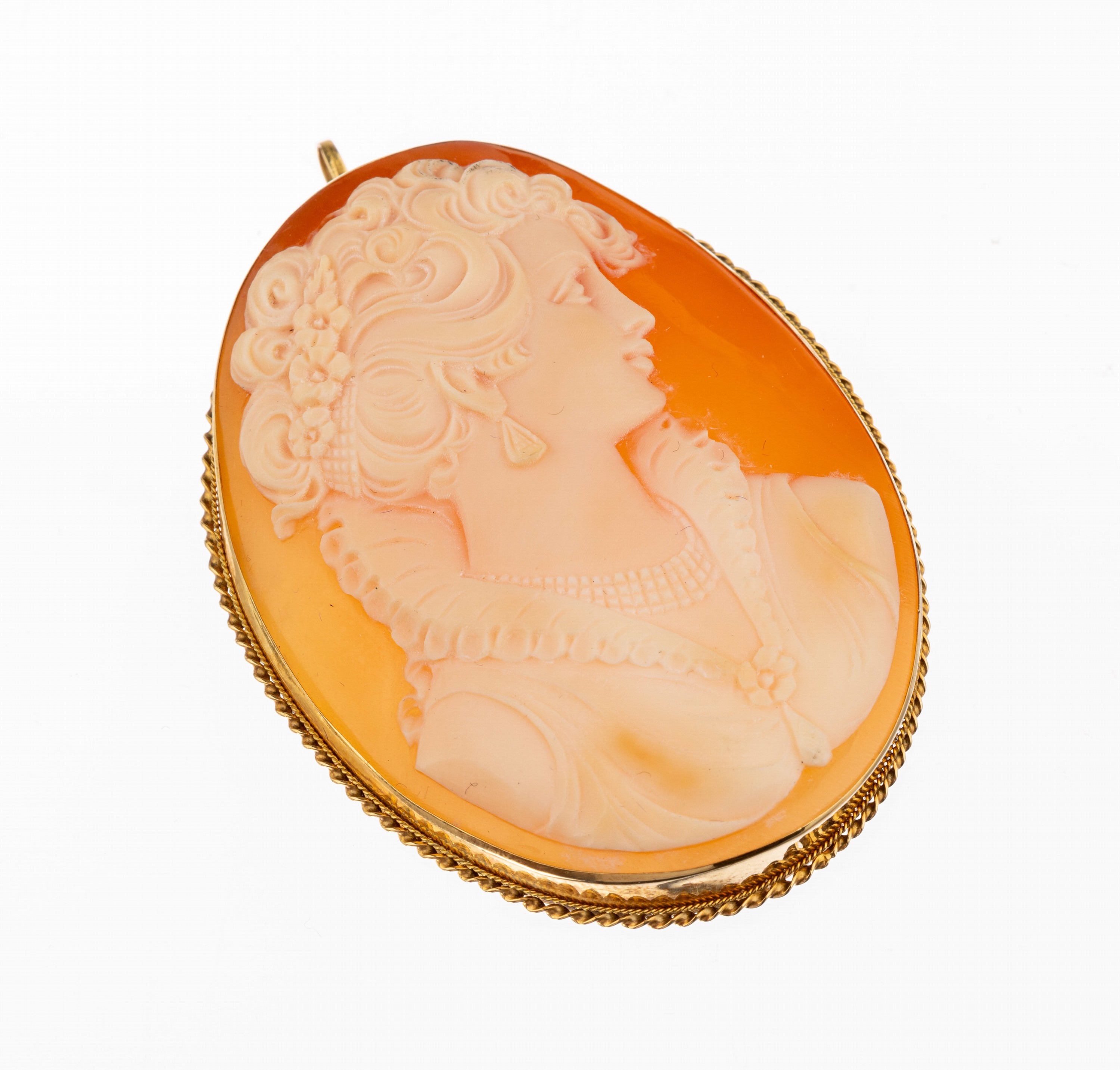 18 kt Gold Kamee-Brosche, Italien um 1900, GG 750/000, ovale Muschelkamee Darstellung einer jungen Schönheit im Profil, schlichte Rahmung mit ...