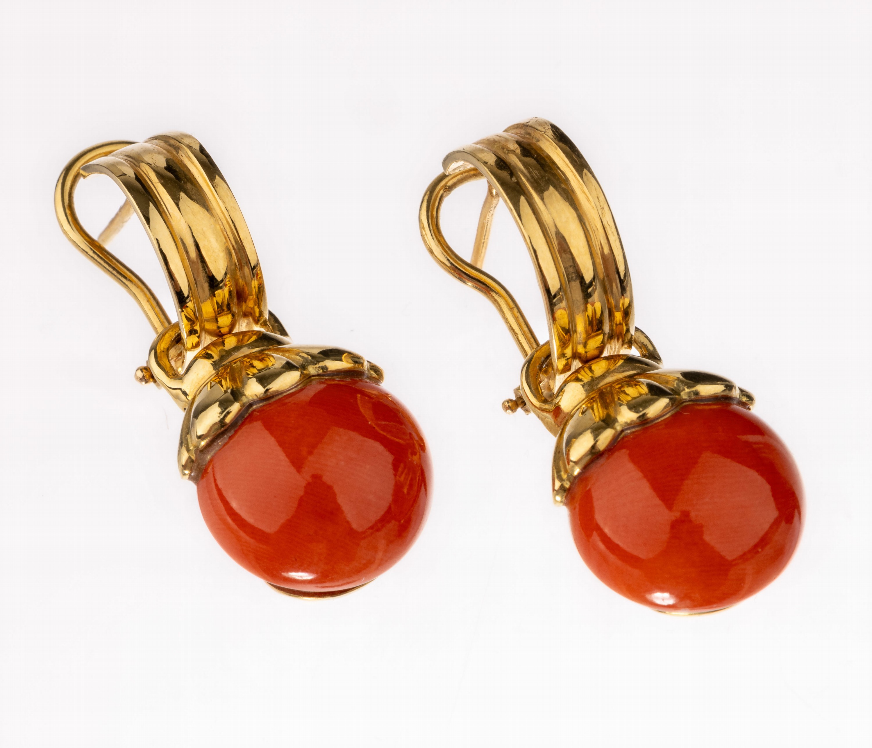 Paar 18 kt Gold Korallen-Ohrstecker, GG 750/000, bewegl. Abhängungen mit Korallen- Cabochons, L. ca. 3 cm, ca. 16.7 g, Versand nur innerhalb der EU