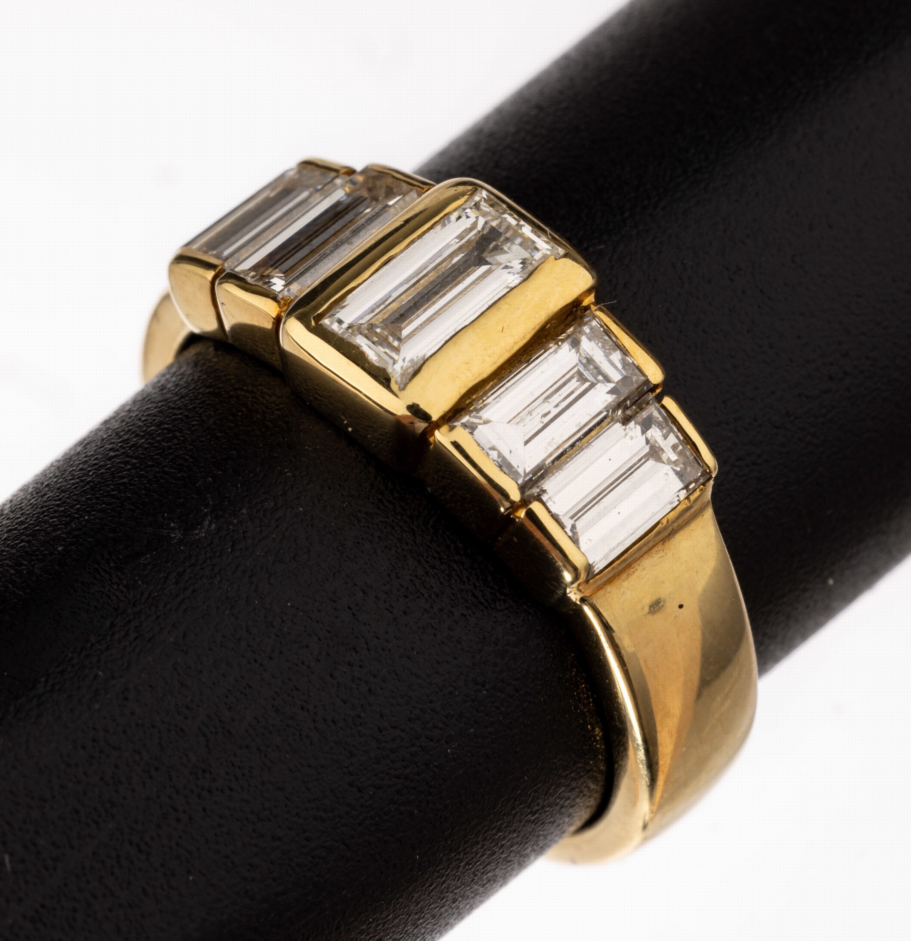 18 kt Gold Diamant-Ring, GG 750/000, 5 Diamant-Baguettes zus. ca. 1.30 ct Weiß/vs- si, RW 53, ca. 6.9 g