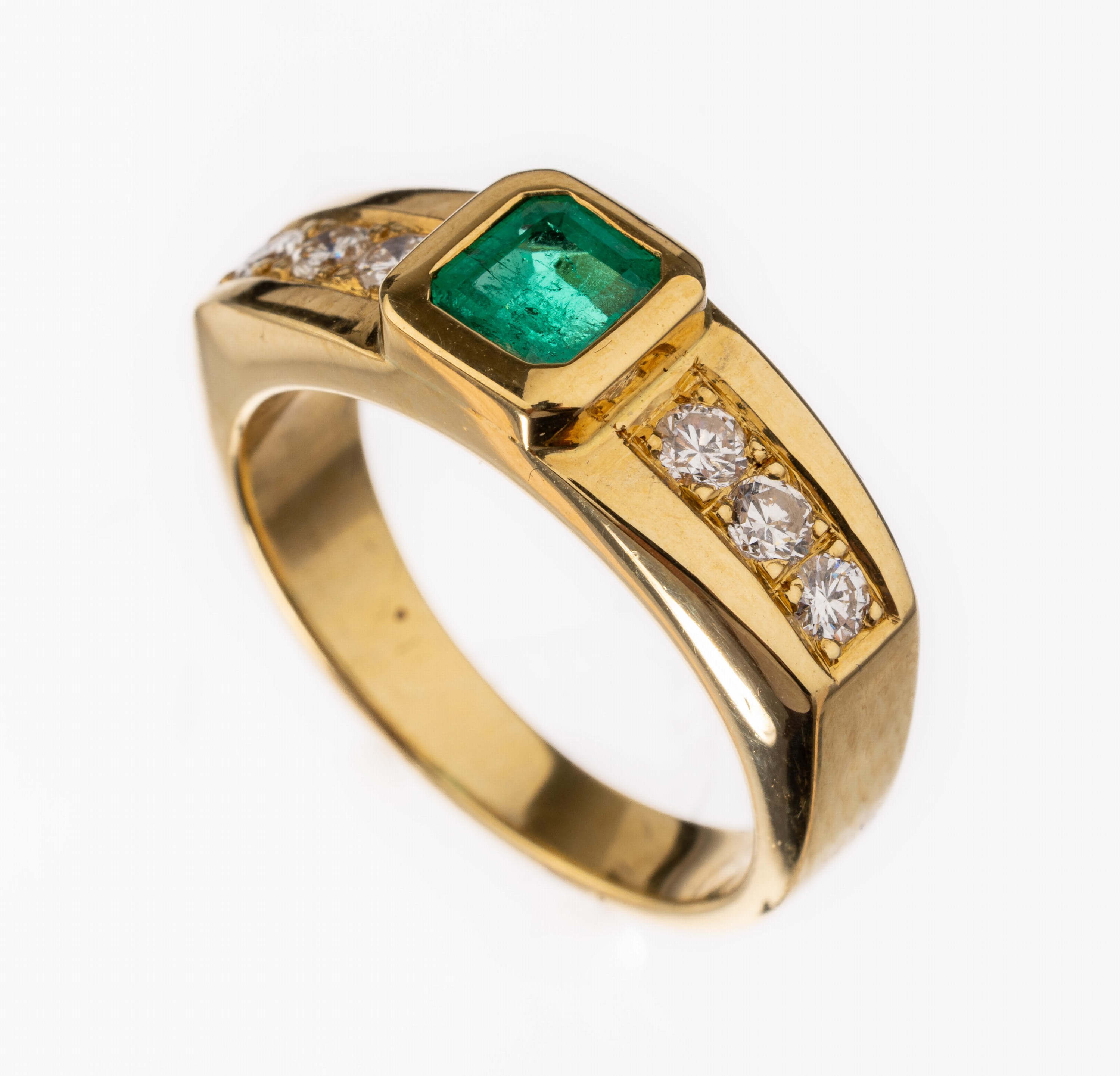 18 kt Gold Smaragd-Brillant-Ring, GG 750/000, mittig Smaragd im Treppenschliff ca. 0.35 ct, 6 Brillanten zus. ca. 0.28 ct Weiß/vs-si, RW 58, ca. ...