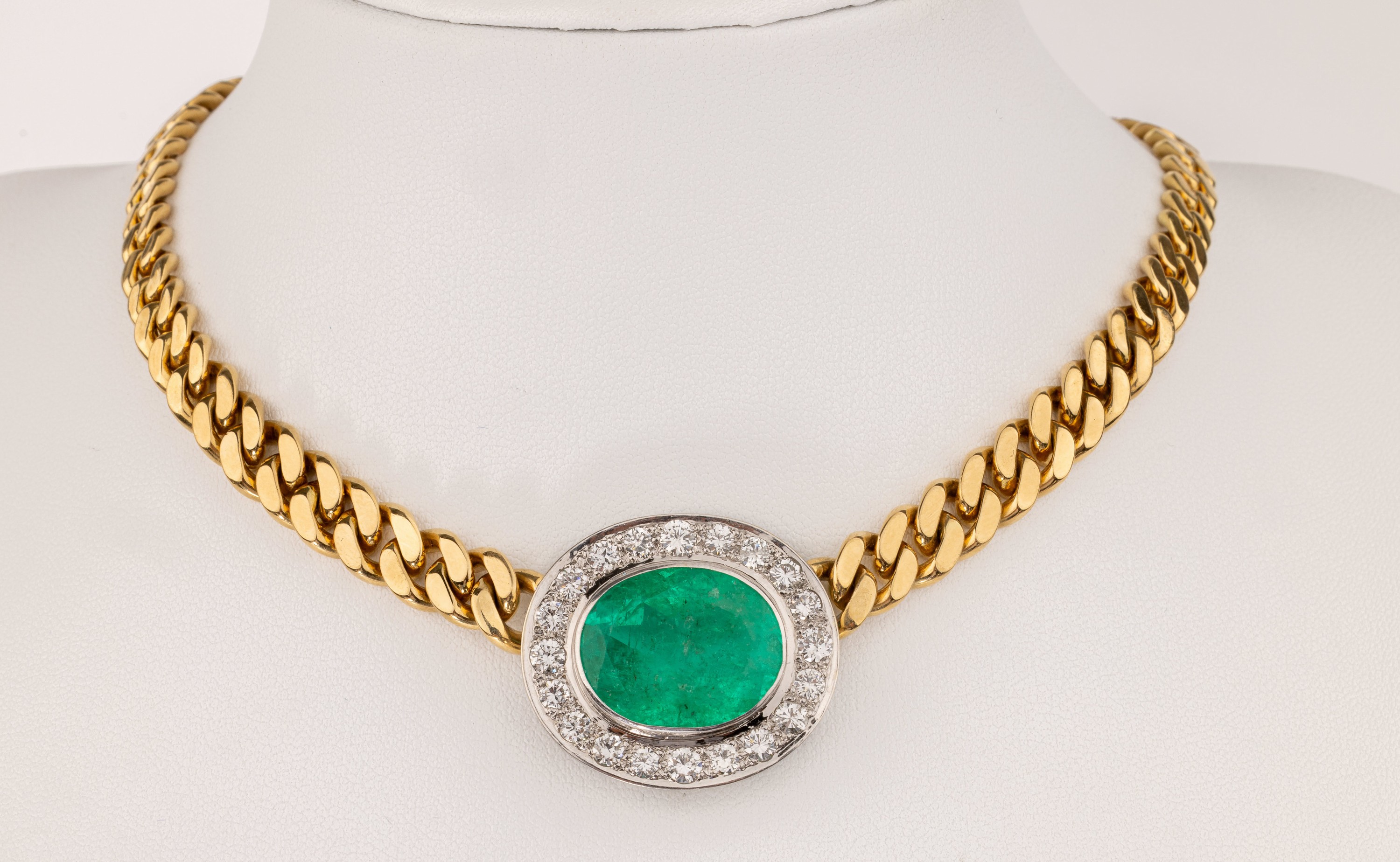18 kt Gold Smaragd-Brillant-Collier, GG/WG 750/000, Mittelteil in WG, ovalfacett. Smaragdca. 15.00 ct (beh.), umgeben von 20 Brillantenzus. ca. 2.40 ...