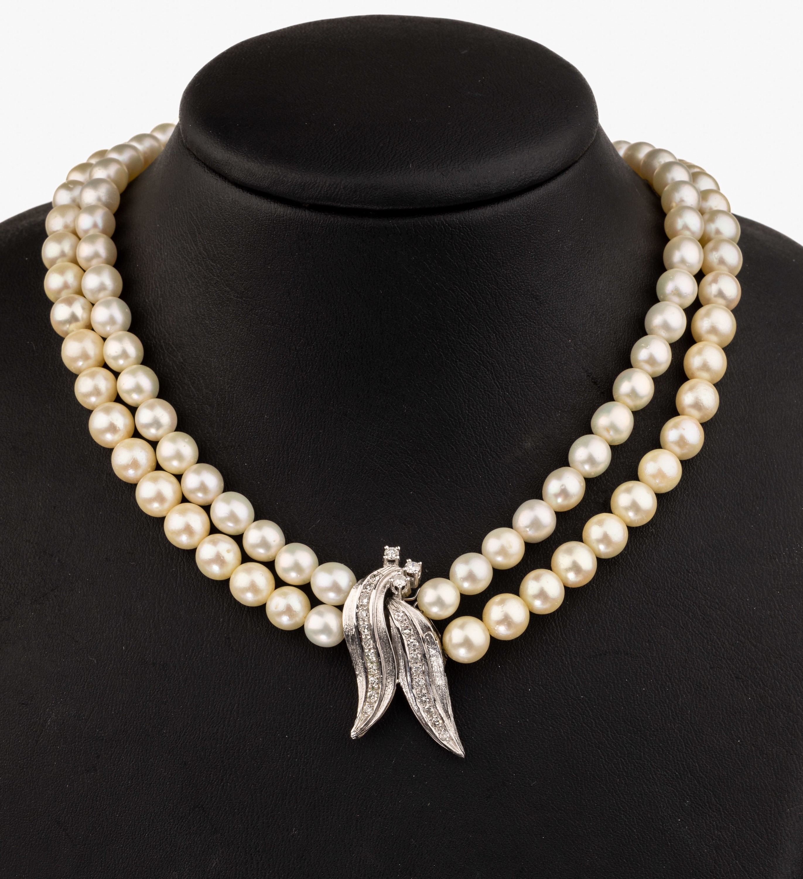 Zuchtperl-Collier mit 14 kt Gold Diamant- Schmuckschließe, WG 585/000, 2-rhg. Akoyazuchtperlen, D. ca. 7.3 mm, Kastenschlossgeschwungen, 24 ...
