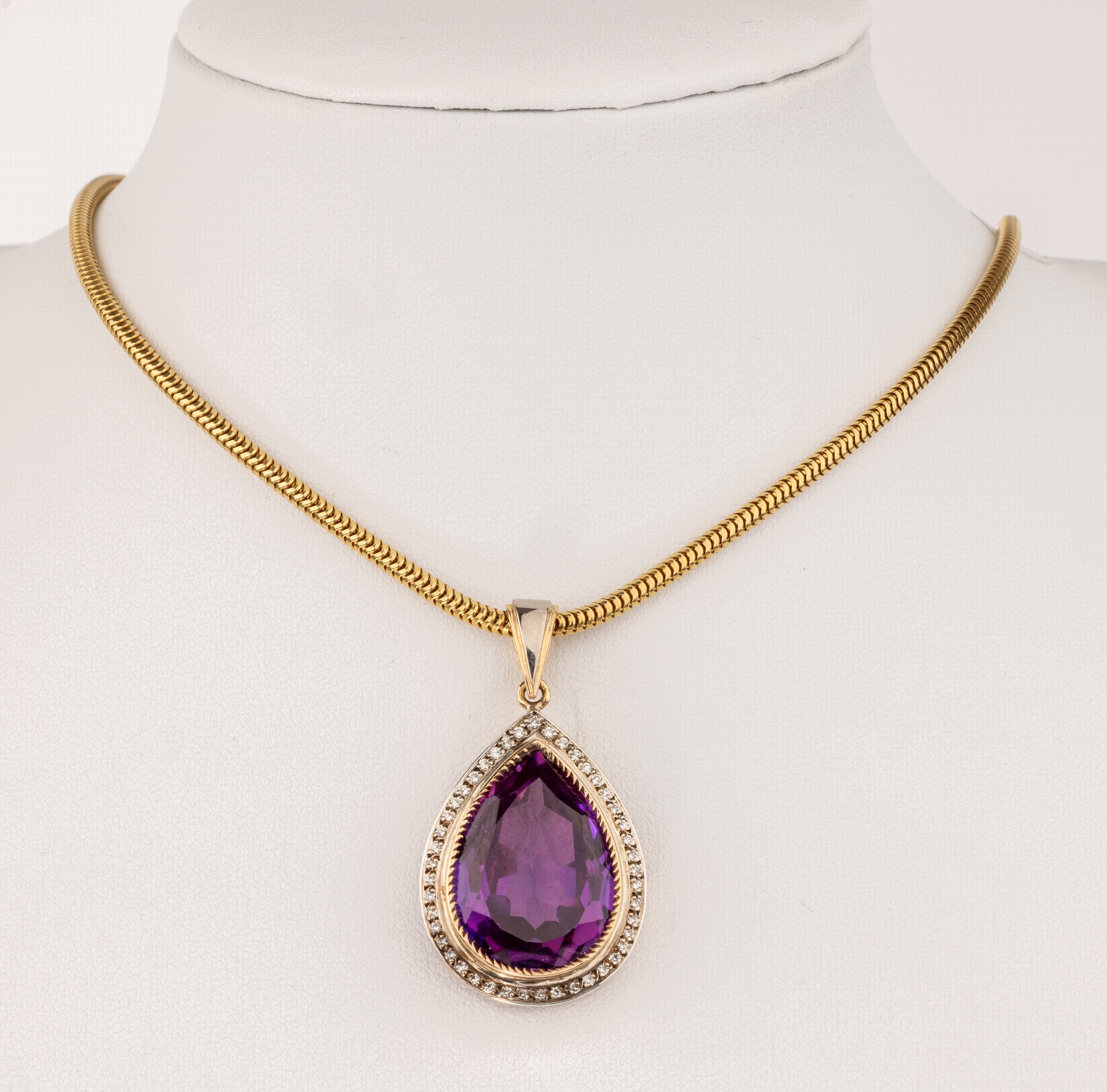 14 kt Gold Amethyst-Brillant-Anhänger, GG/WG 585/000 gepr., tropfen., mittig facett. Amethysttropfen von schöner Farbe ca. 25.00 ct, (vermutl. ...