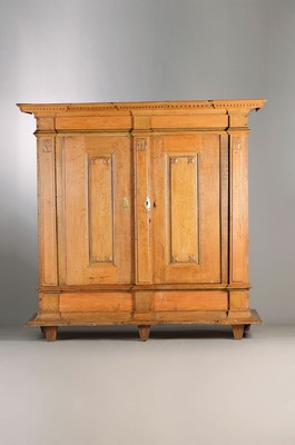 Image 26760745 - Classical cabinet, probably Hesse, around 1800, solid oak, doors and sides with multiple cushion fillings, front with pilaster columns, headboard and base simply cranked, cornice with dentil frieze, bottom part inside with 2 chest flaps, orig. Lock and original Brass fittings, 2 keys, approx. 204 x 215 x 88 cm, condition 2