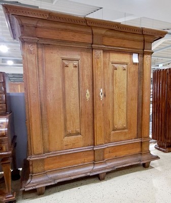 26760745a - Classical cabinet, probably Hesse, around 1800, solid oak, doors and sides with multiple cushion fillings, front with pilaster columns, headboard and base simply cranked, cornice with dentil frieze, bottom part inside with 2 chest flaps, orig. Lock and original Brass fittings, 2 keys, approx. 204 x 215 x 88 cm, condition 2