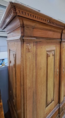 26760745b - Classical cabinet, probably Hesse, around 1800, solid oak, doors and sides with multiple cushion fillings, front with pilaster columns, headboard and base simply cranked, cornice with dentil frieze, bottom part inside with 2 chest flaps, orig. Lock and original Brass fittings, 2 keys, approx. 204 x 215 x 88 cm, condition 2