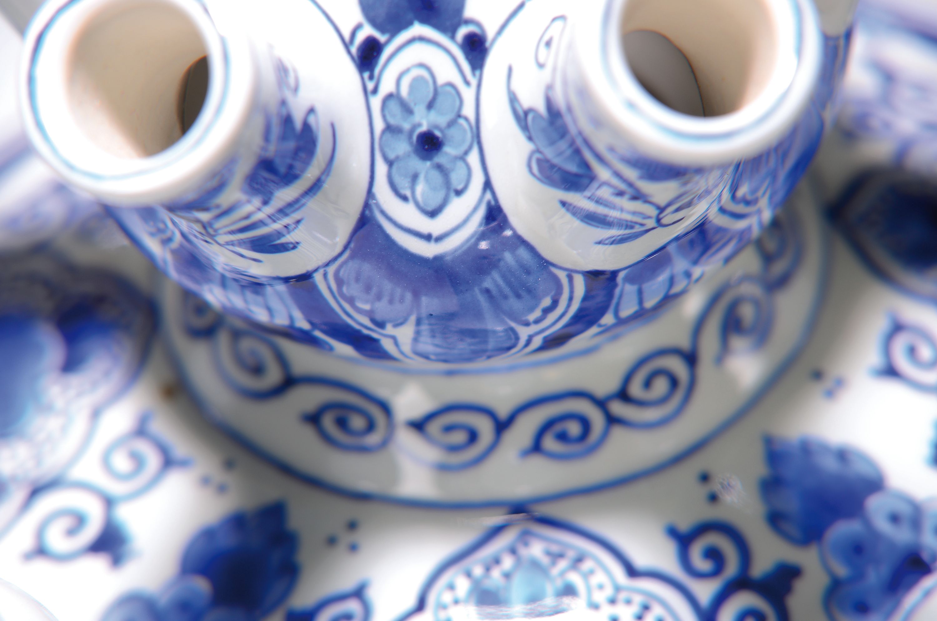 Detail a: Große Tulpenvase/Tulpengefäß, Delft, nach barockem Vorbild, Fayence, mit stil. Doppelhenkel in Tierform, Deckel mit 14 Öffnungen, Deckel ...