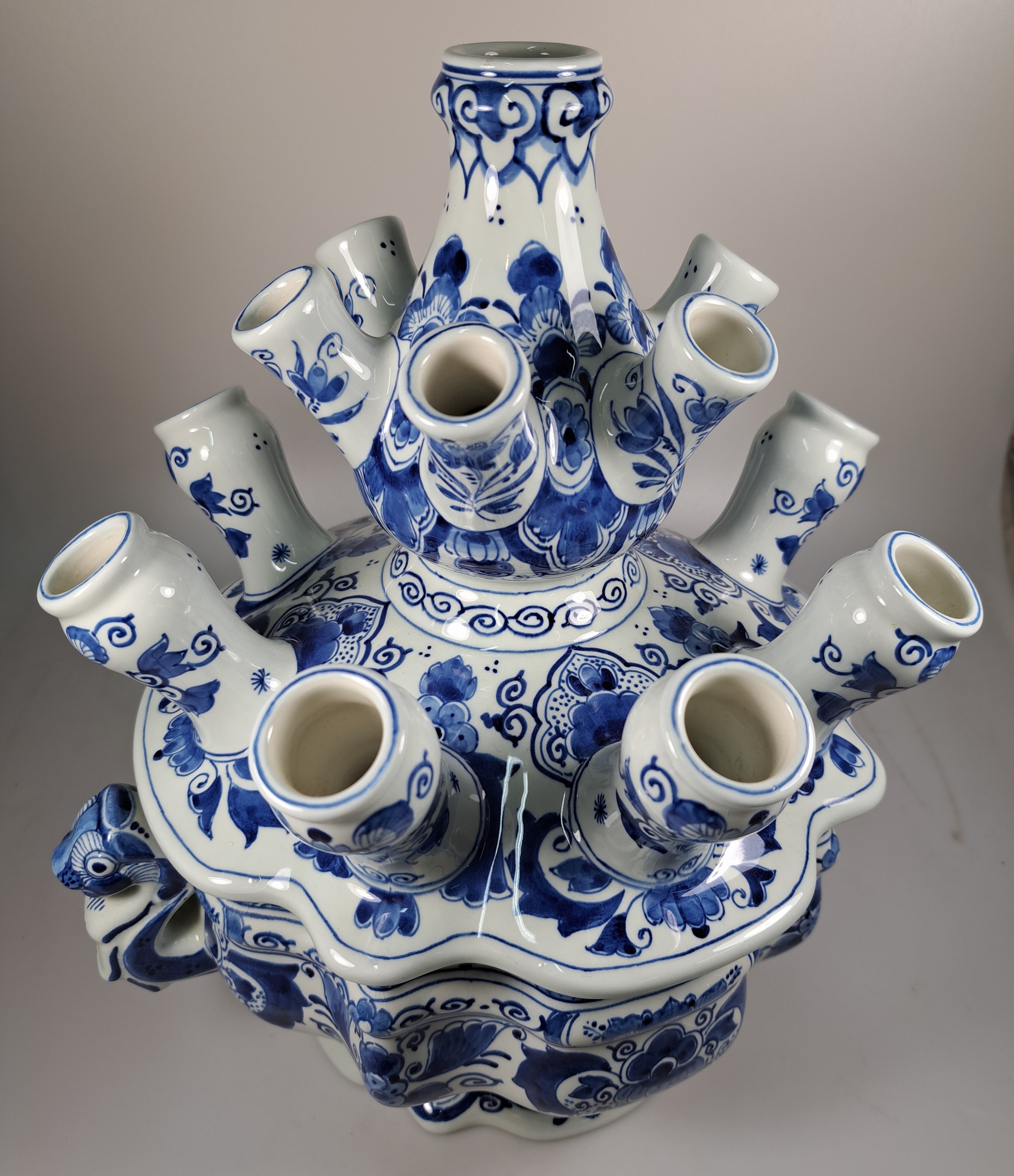 Detail b: Große Tulpenvase/Tulpengefäß, Delft, nach barockem Vorbild, Fayence, mit stil. Doppelhenkel in Tierform, Deckel mit 14 Öffnungen, Deckel ...