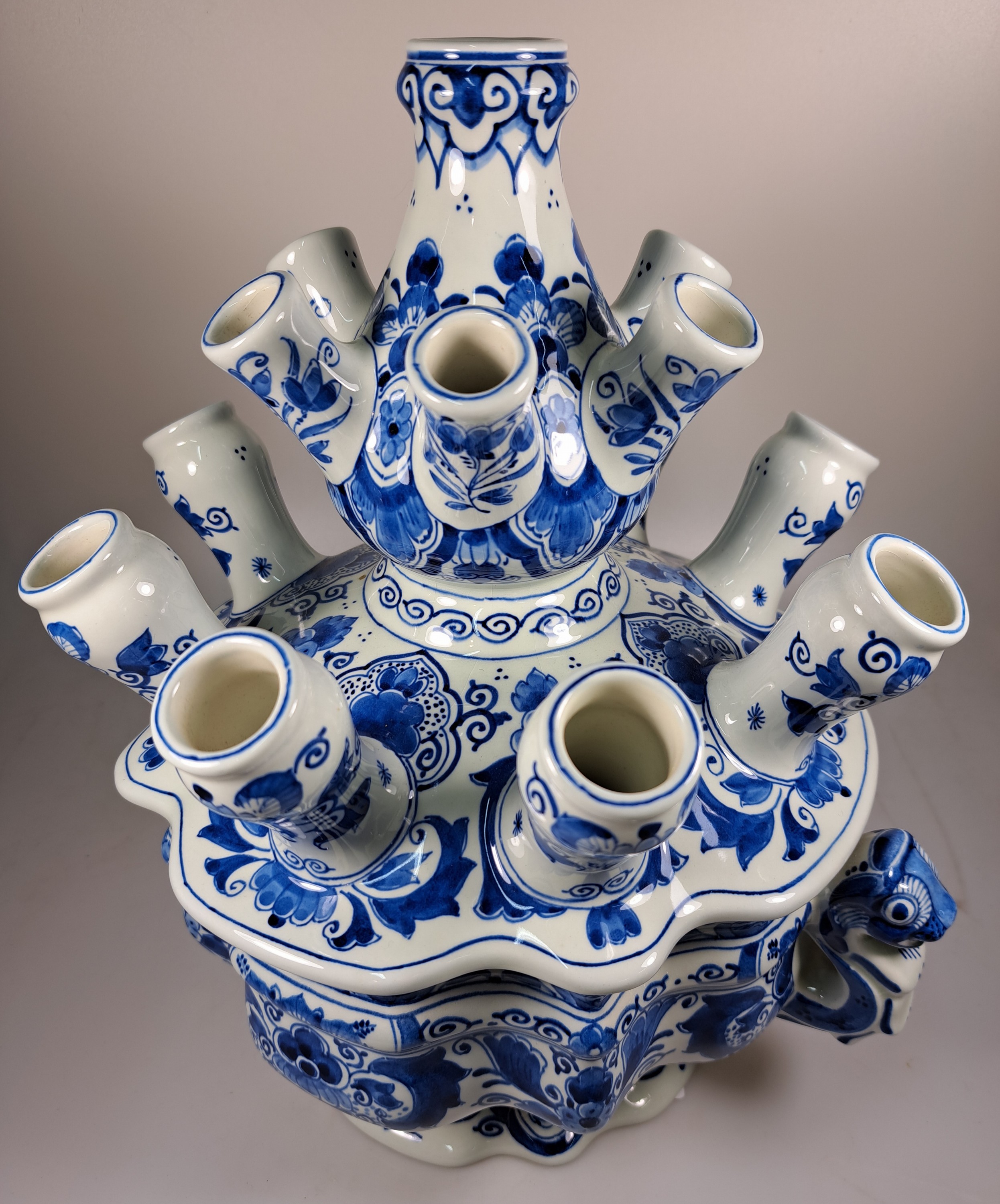Detail c: Große Tulpenvase/Tulpengefäß, Delft, nach barockem Vorbild, Fayence, mit stil. Doppelhenkel in Tierform, Deckel mit 14 Öffnungen, Deckel ...