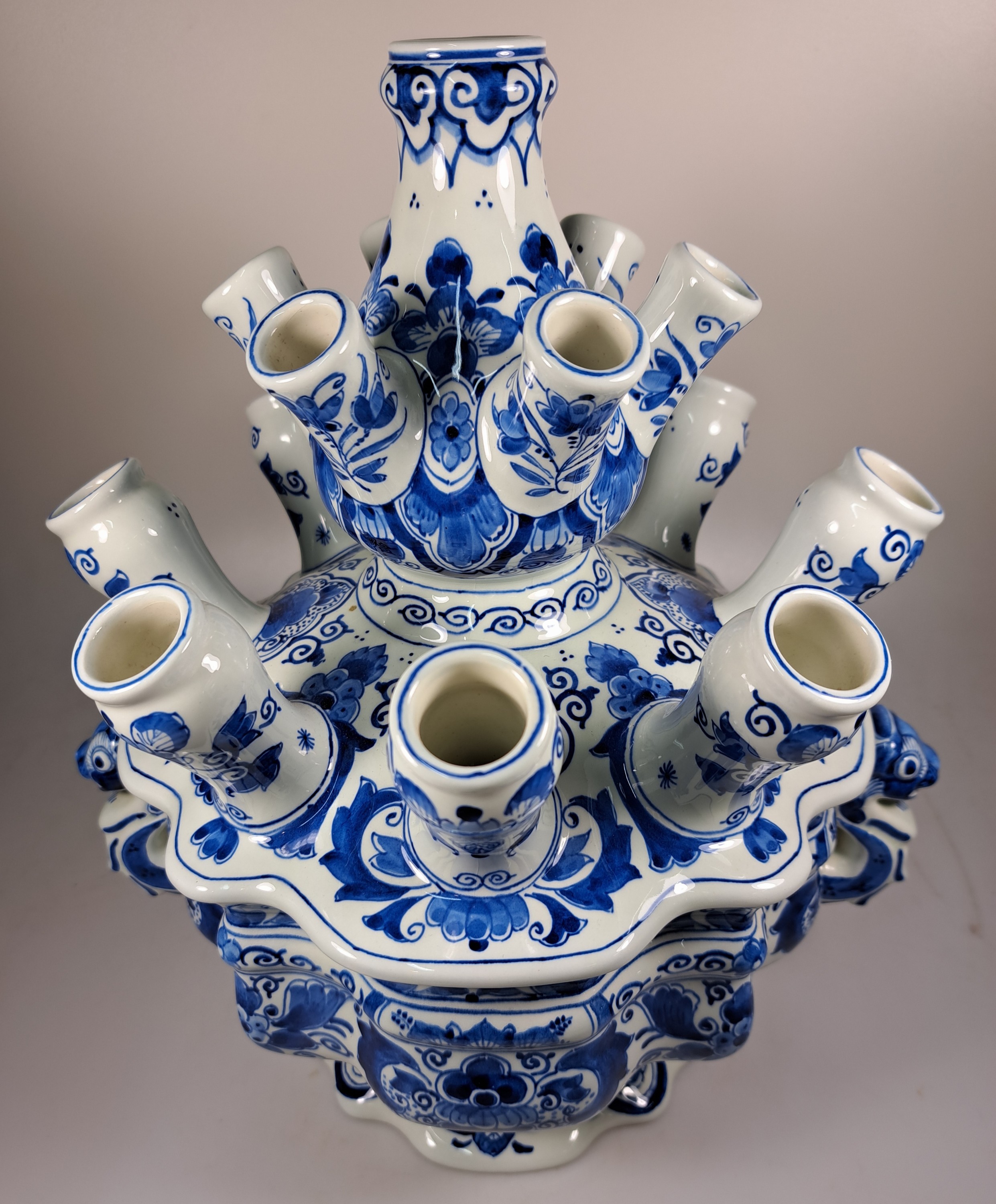 Detail d: Große Tulpenvase/Tulpengefäß, Delft, nach barockem Vorbild, Fayence, mit stil. Doppelhenkel in Tierform, Deckel mit 14 Öffnungen, Deckel ...