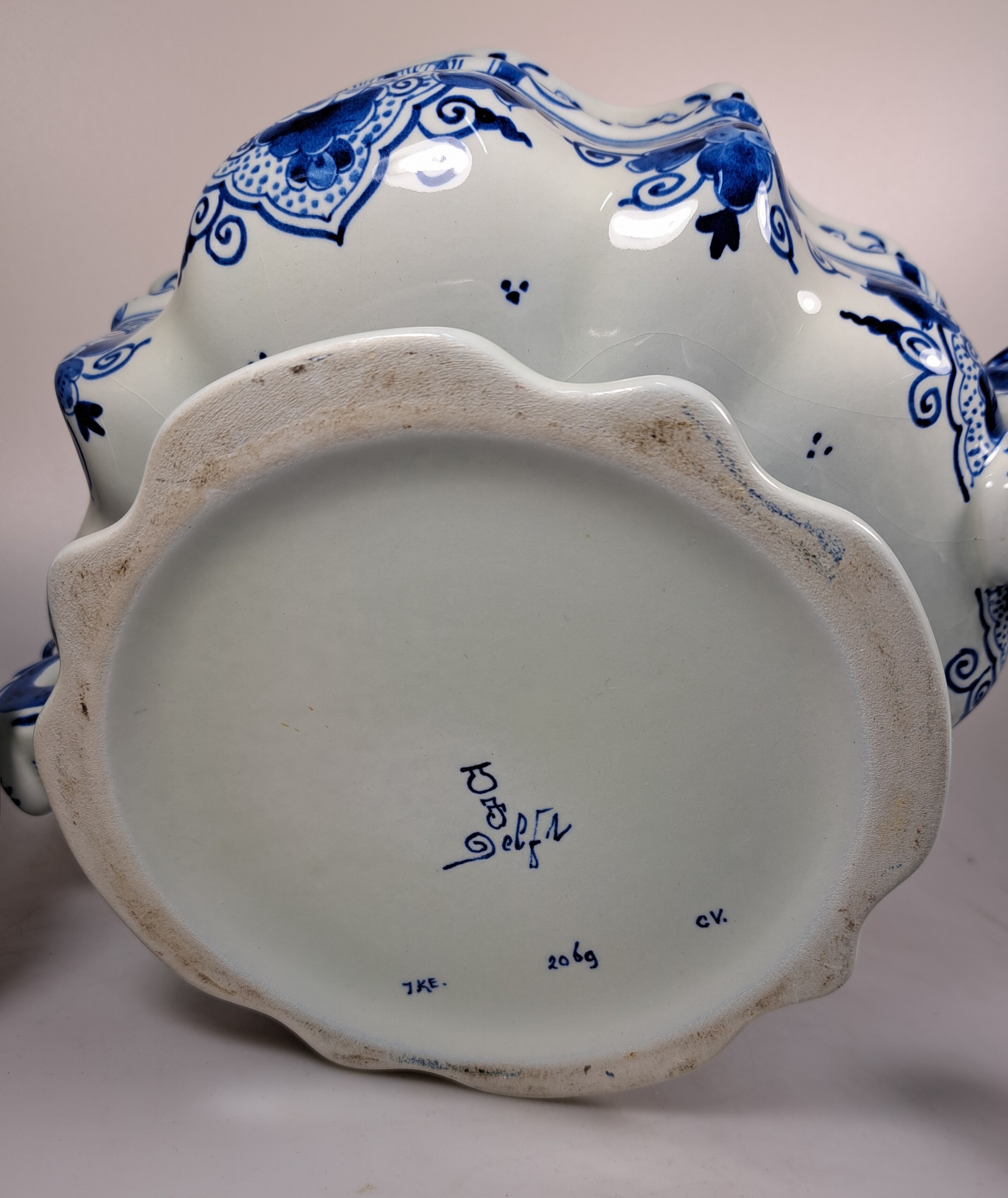 Detail i: Große Tulpenvase/Tulpengefäß, Delft, nach barockem Vorbild, Fayence, mit stil. Doppelhenkel in Tierform, Deckel mit 14 Öffnungen, Deckel ...