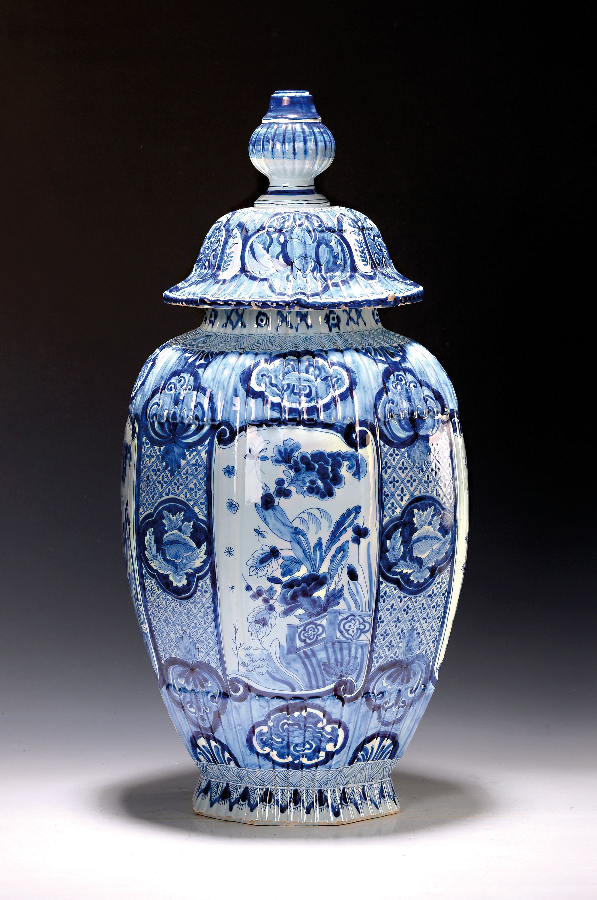 Große Deckelvase, Fayence, allseitig blau bemalt, min. best., H. ca. 55 cm