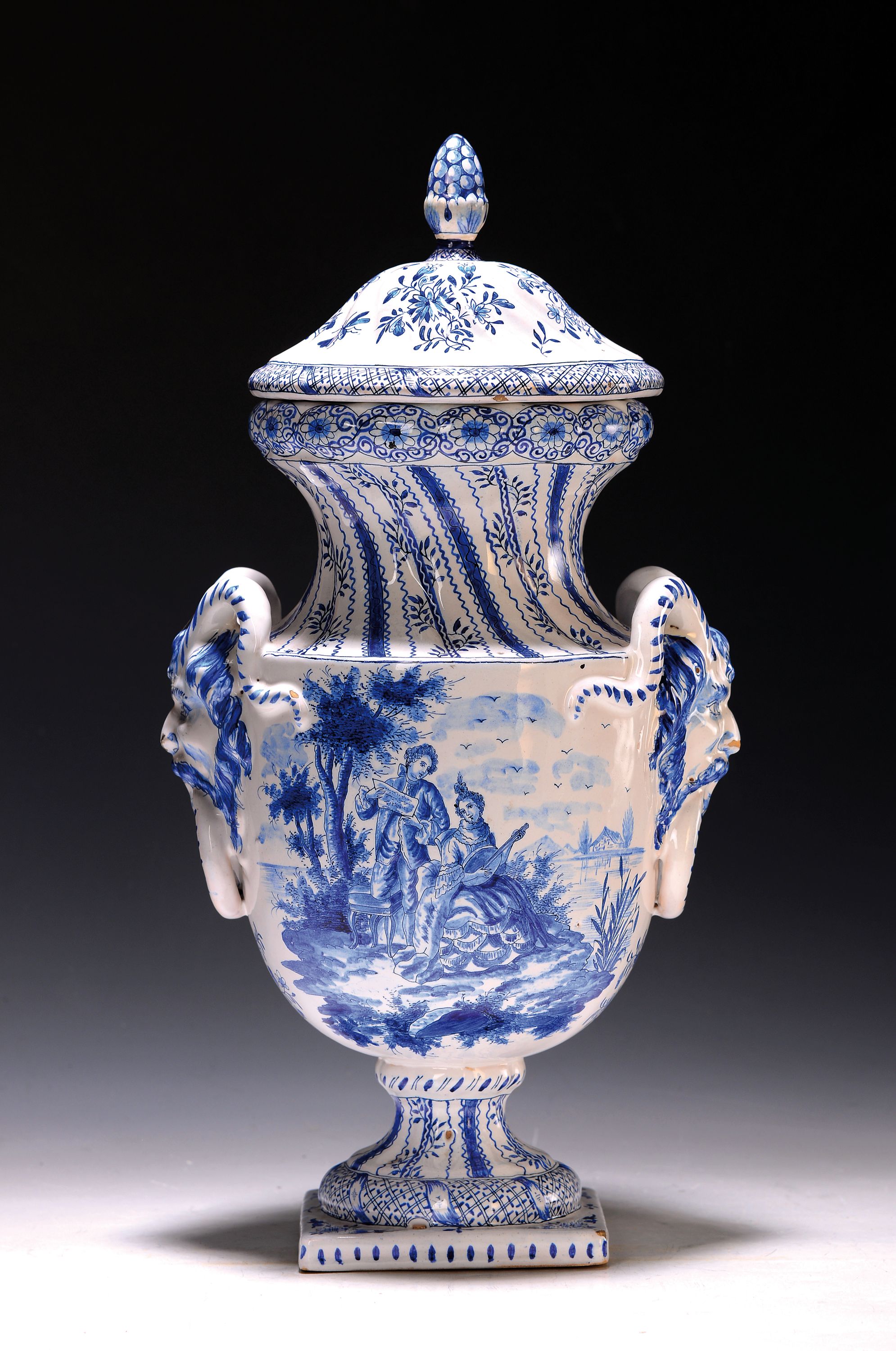 Deckelvase, Quimper, Hubaudiere, 1883 - 1889, Bocksköpfen und reicher Blaumalerei, Seelandschaft mit Windmühle und musizierendem Paar, H. ca. 43 ...