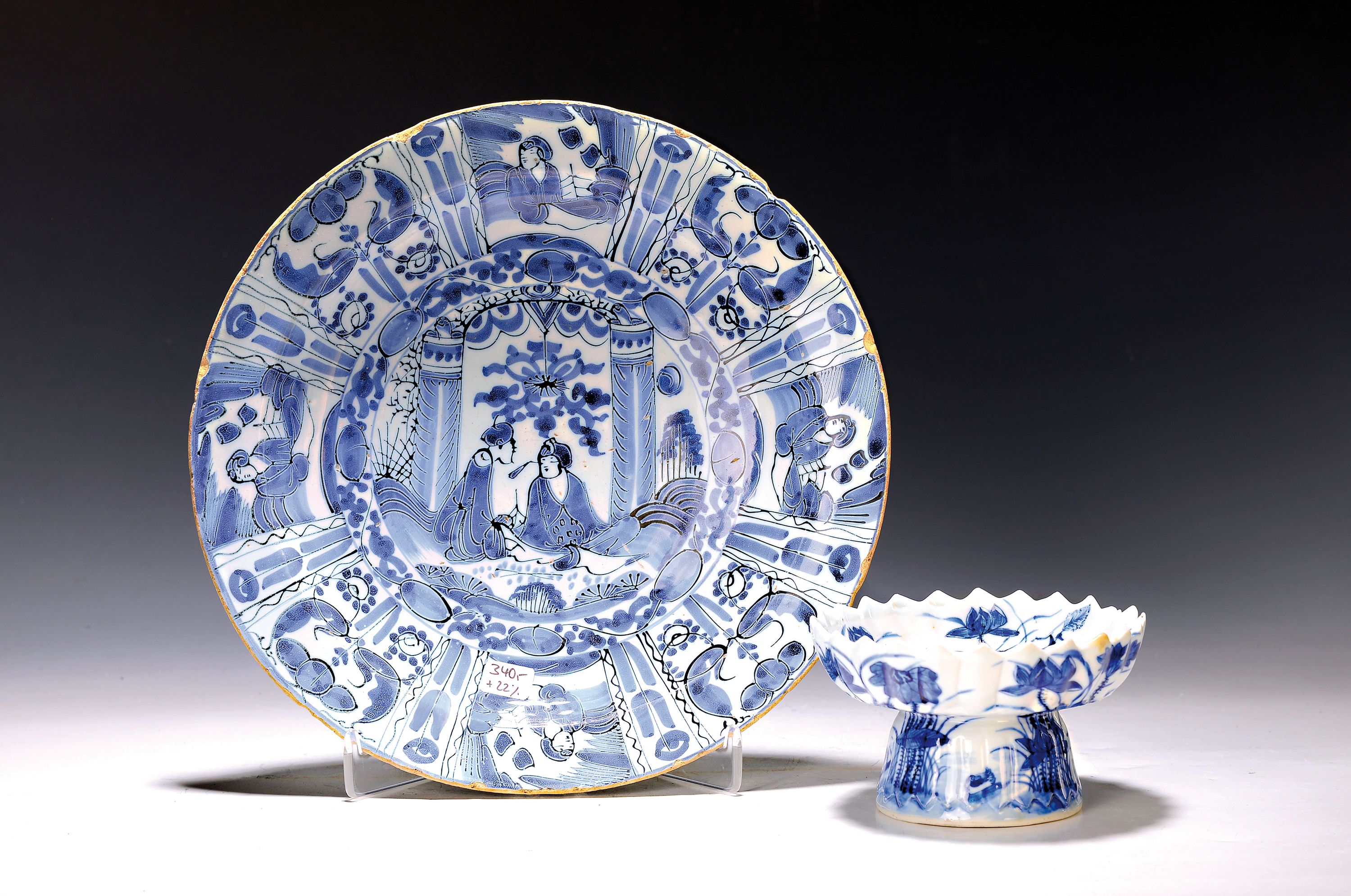 Teller und Fußschale, 18. u. 19. Jh., Blaumalerei, Teller Chinoiserie, Fayence 18. Jh., l. am Rand best., D. 30.5 cm, Fußschale, China, Porzellan, ...