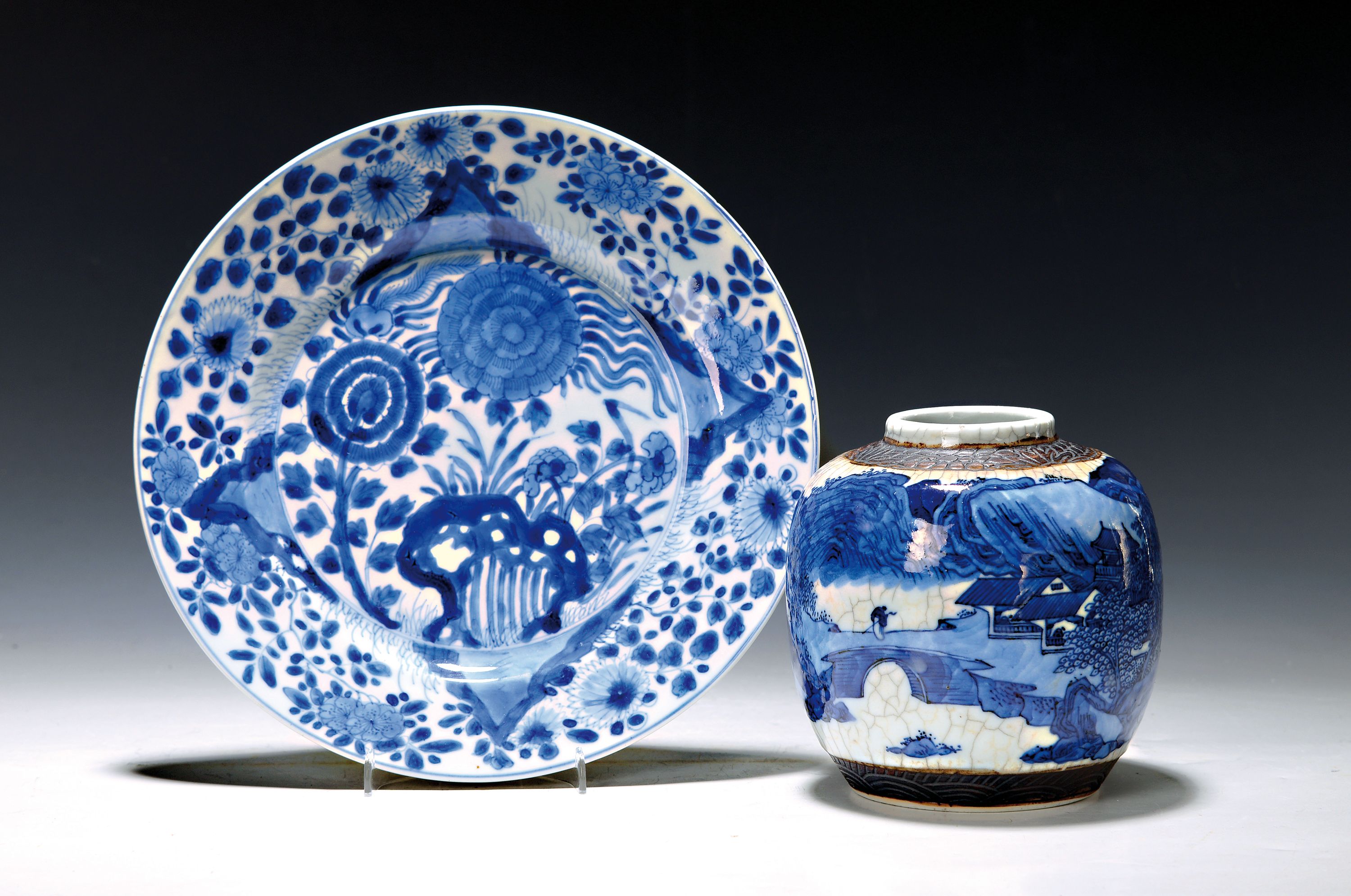 Teller und Vase China, 18. und 19. Jh., Porzellan, Teller im Kangxi-Stil, 18. Jh., Blaumalerei, Bodenmarke, D. 24.5 cm Vase mit umlaufender ...