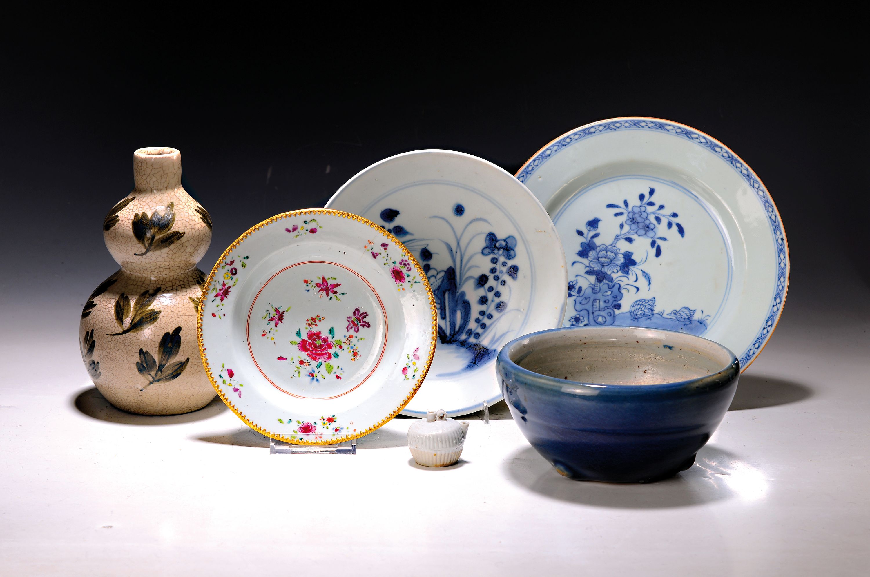 6 Teile China/Japan, 18/19. Jh., japanische Doppelkürbisvase H. 19cm, blau glasierte Schüssel D. 17 cm, Zierteller mit Metallmontur,Haarriss D. 17 ...