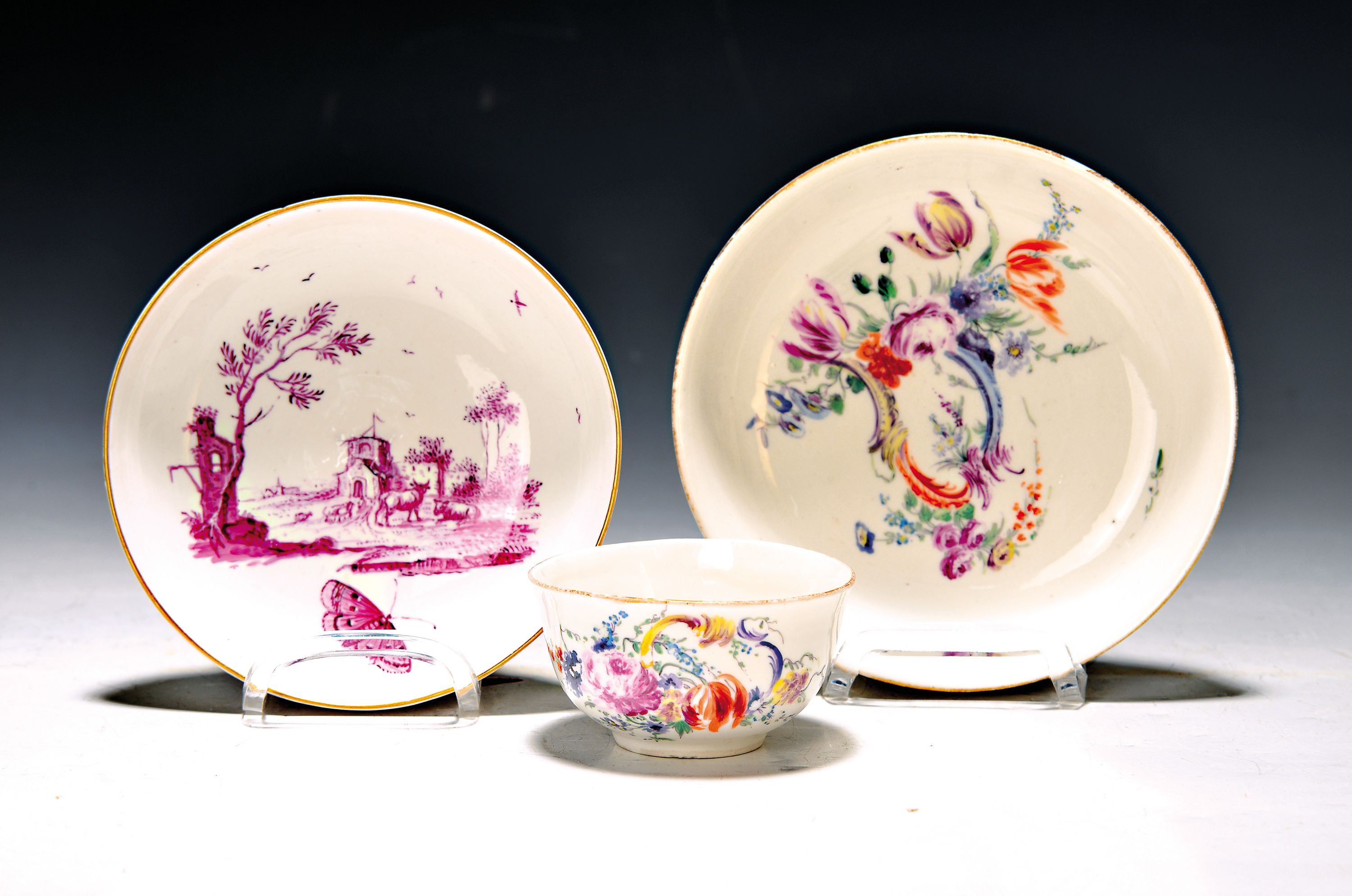 Tasse mit Untertasse und einzelne Untertasse, Höchst, 18. Jh., polychrome Bemalung von Blumen u. Rocaillen, Goldränder ber., Untertasse mit ...