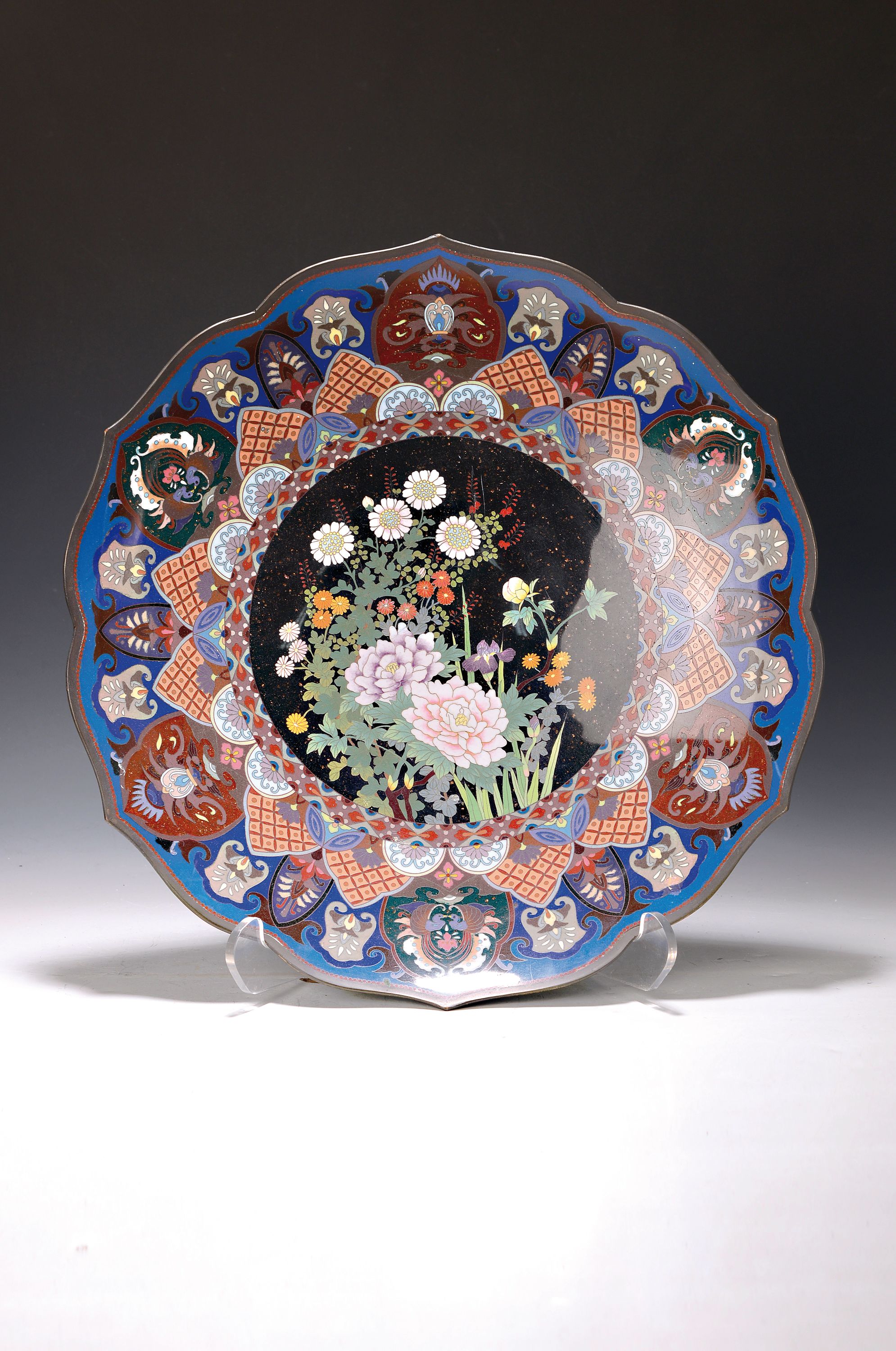 Großer Cloisonne-Teller, Japan, 2. Hälfte 19. Jh.,/um 1900, blaugrundig, mittig bunter Blumendekor auf Kupfereinpuderungen in sog. ...
